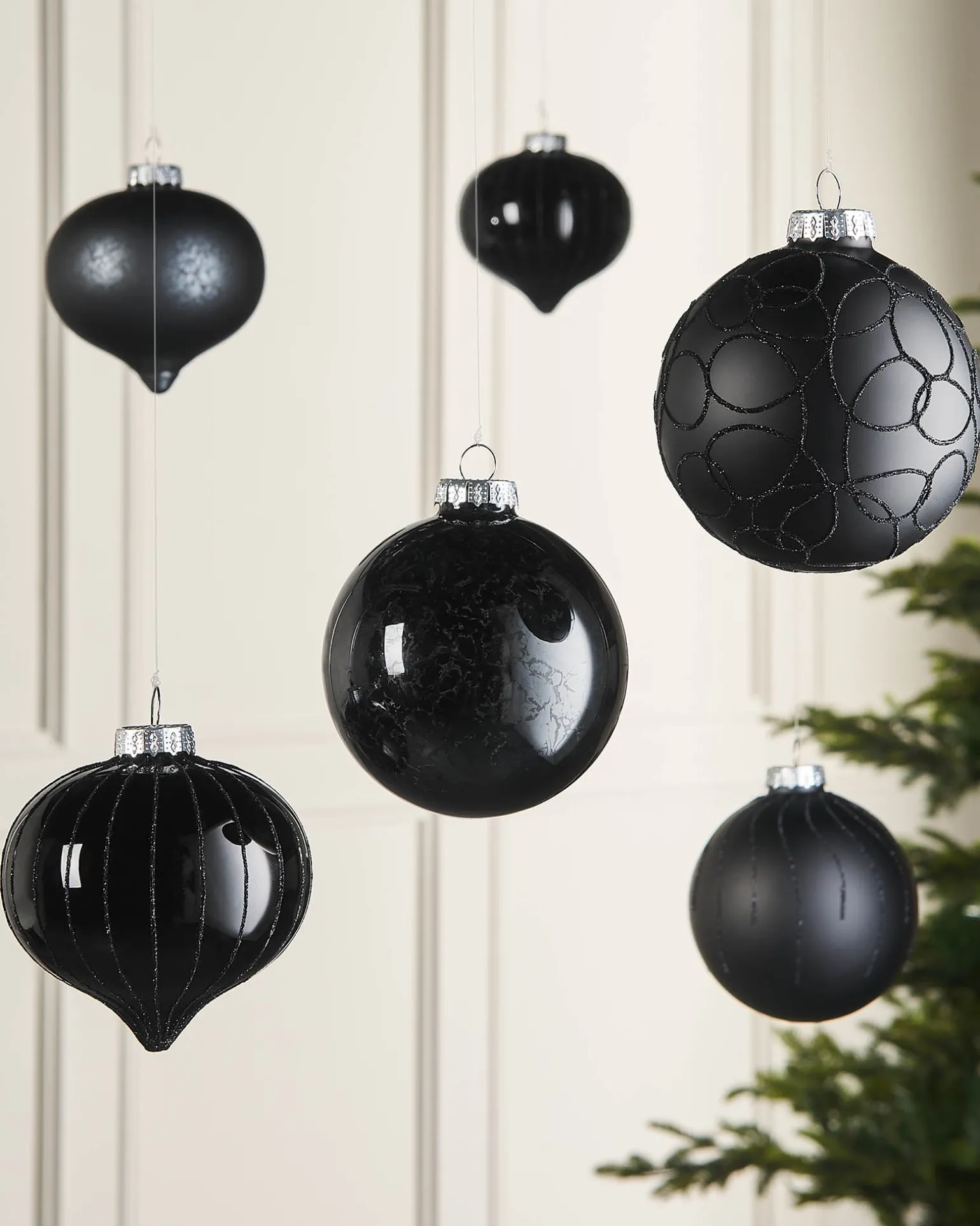 WeRChristmas Black Glass Baubles, 6 Pack, 10 Cm^ Glass Baubles
