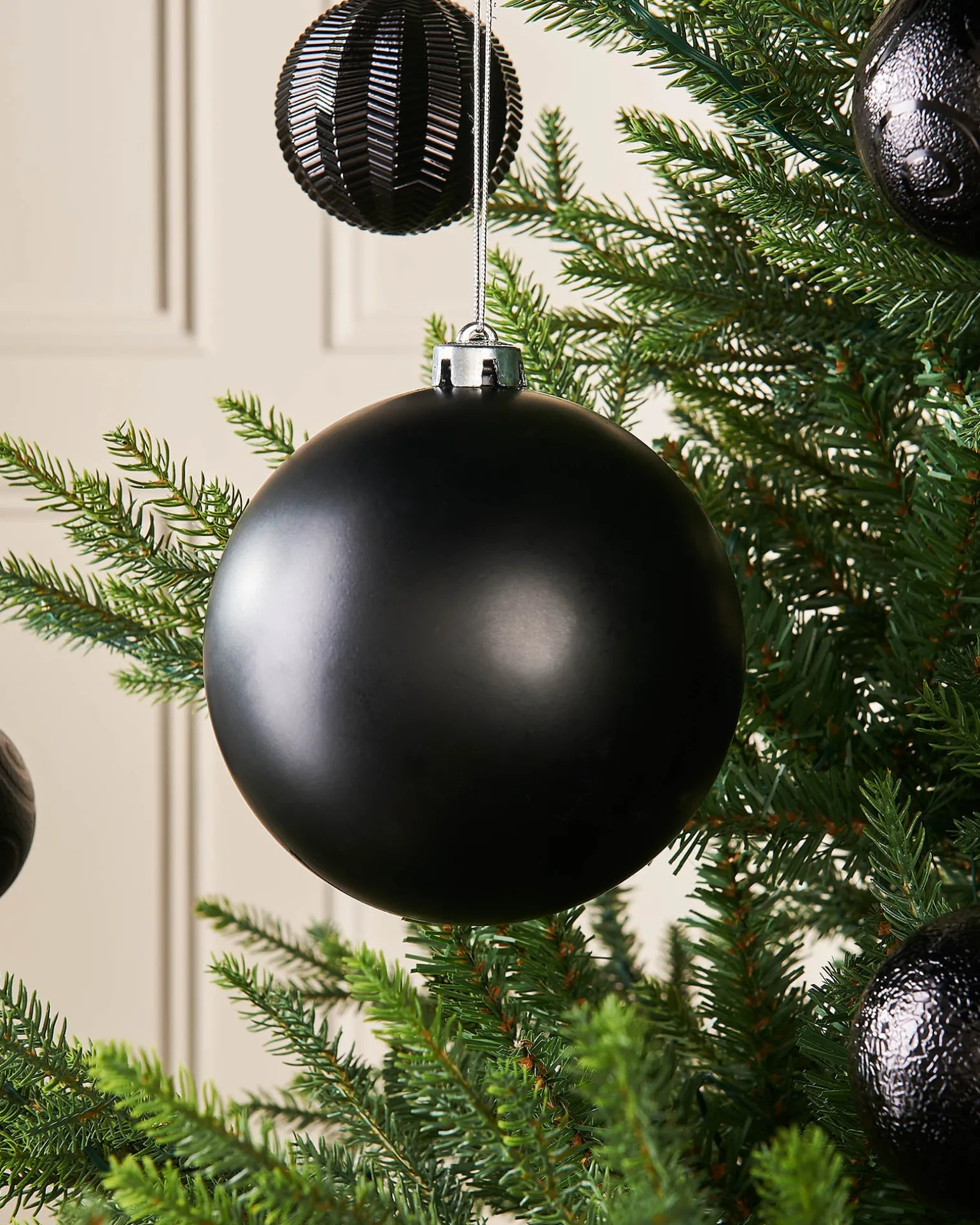 WeRChristmas Black Large Matt Shatterproof Bauble, 15 Cm^ Oversized Baubles|Shatterproof Baubles