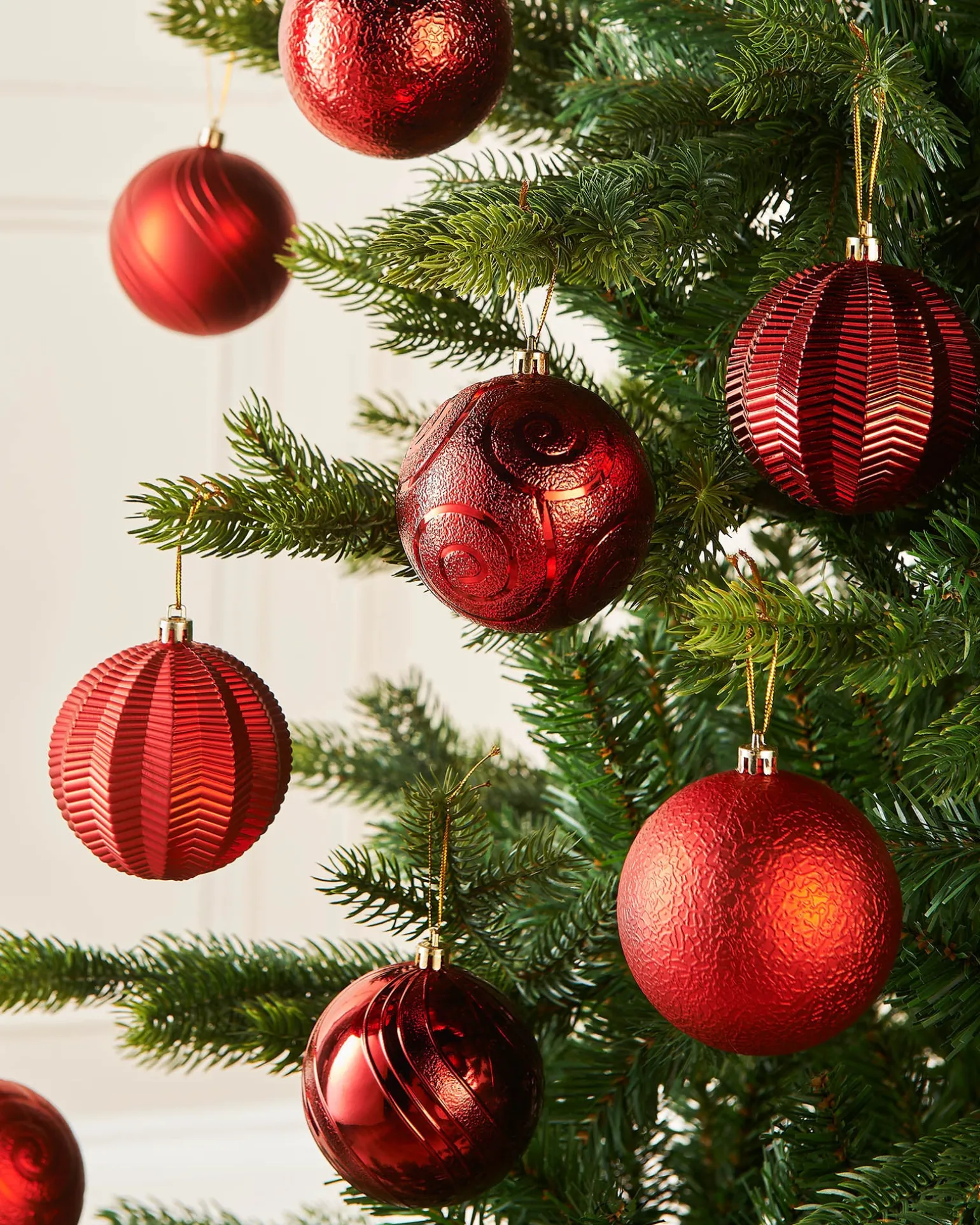 WeRChristmas Christmas Red Shatterproof Baubles, 16 Pack, 8 Cm^ Shatterproof Baubles
