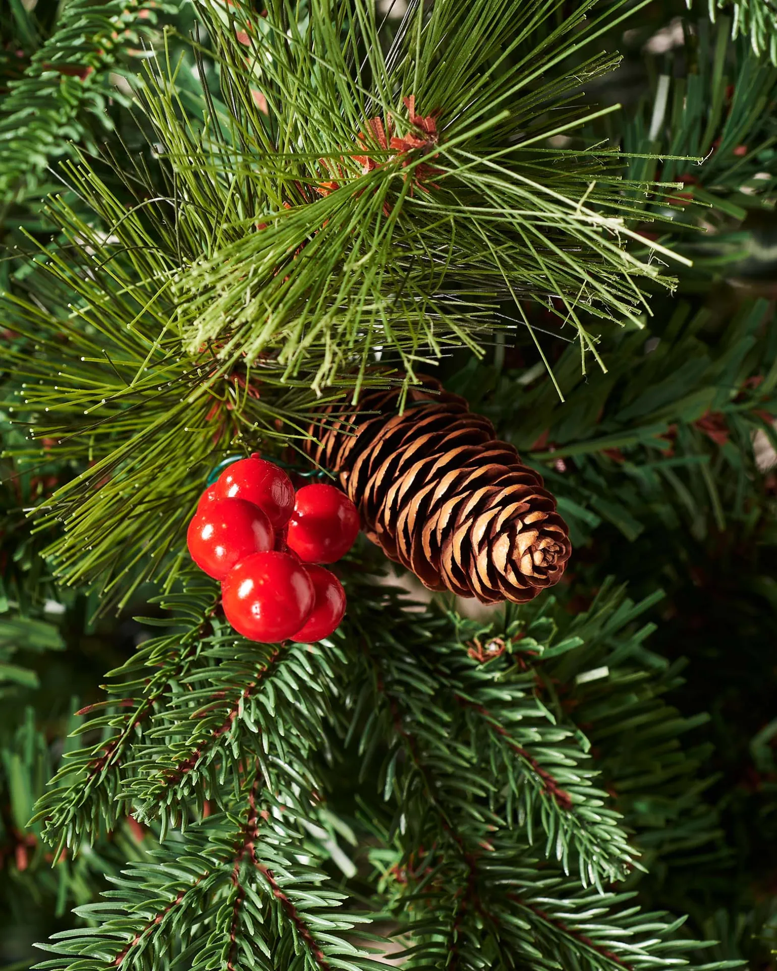 WeRChristmas Decorated Mixed Tip Berries & Pinecones Christmas Tree, 6 Ft^ Premium Christmas Trees|Unlit Christmas Trees