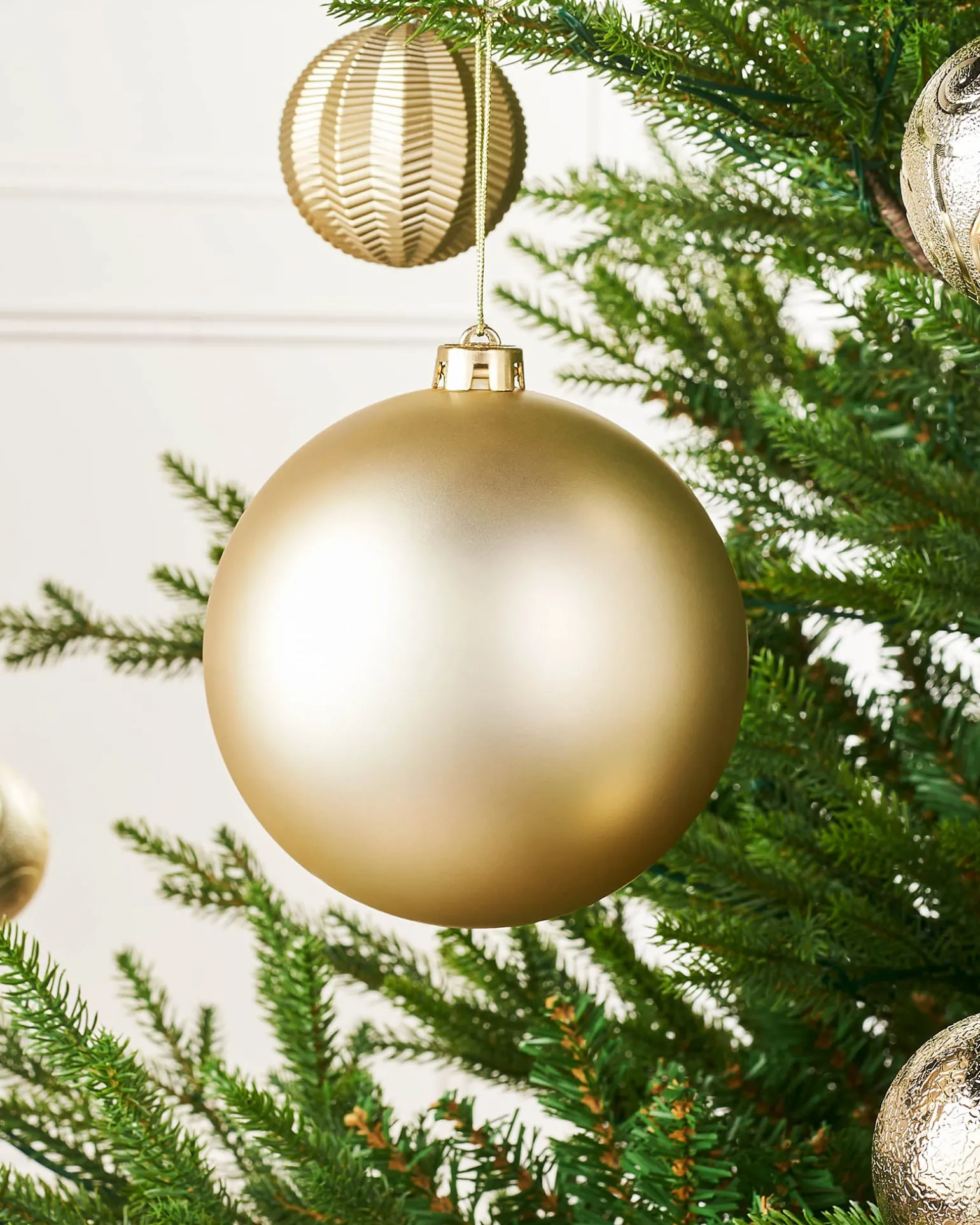 WeRChristmas Gold Large Matt Shatterproof Bauble, 15 Cm^ Oversized Baubles|Shatterproof Baubles