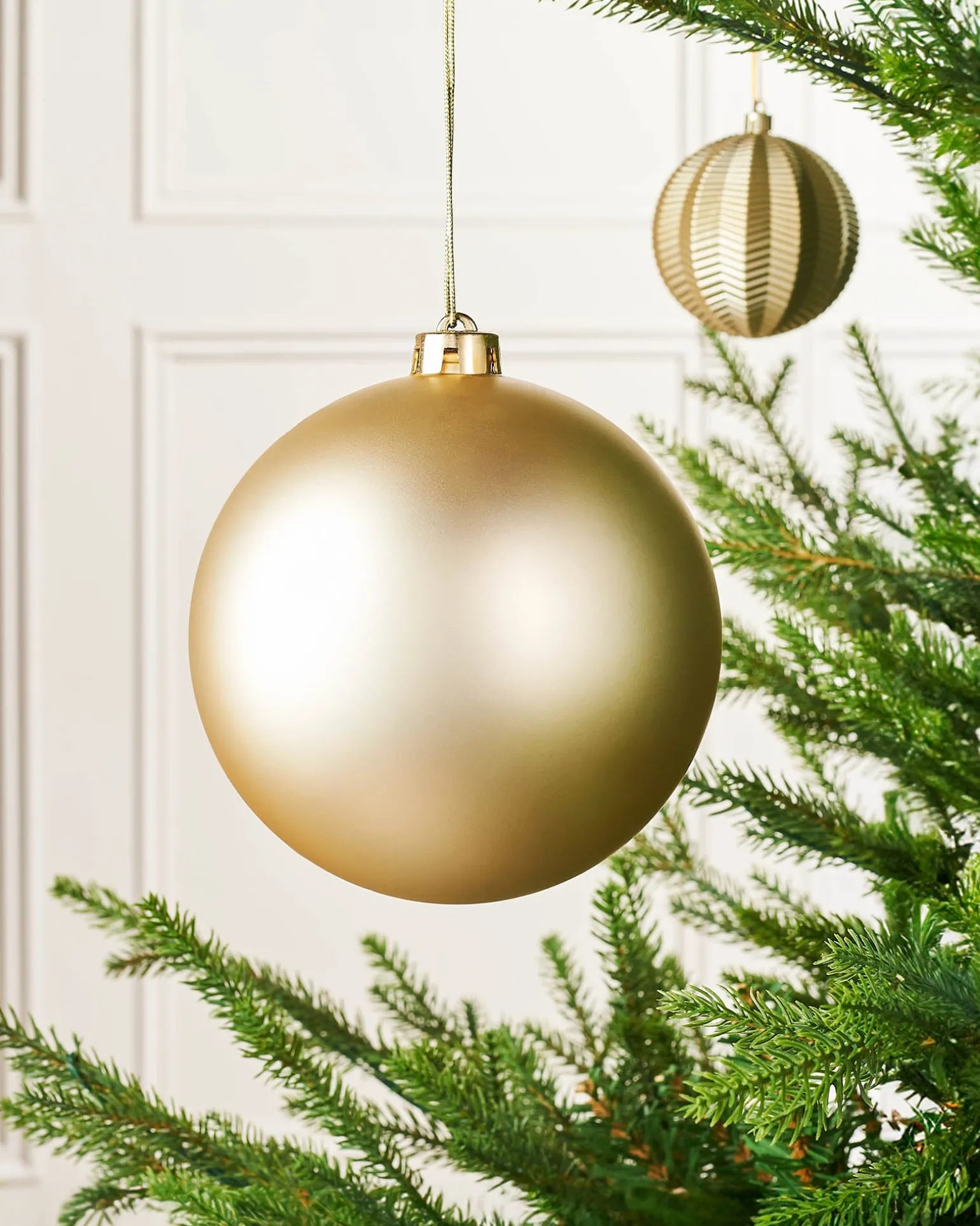 WeRChristmas Gold Large Matt Shatterproof Bauble, 15 Cm^ Oversized Baubles|Shatterproof Baubles