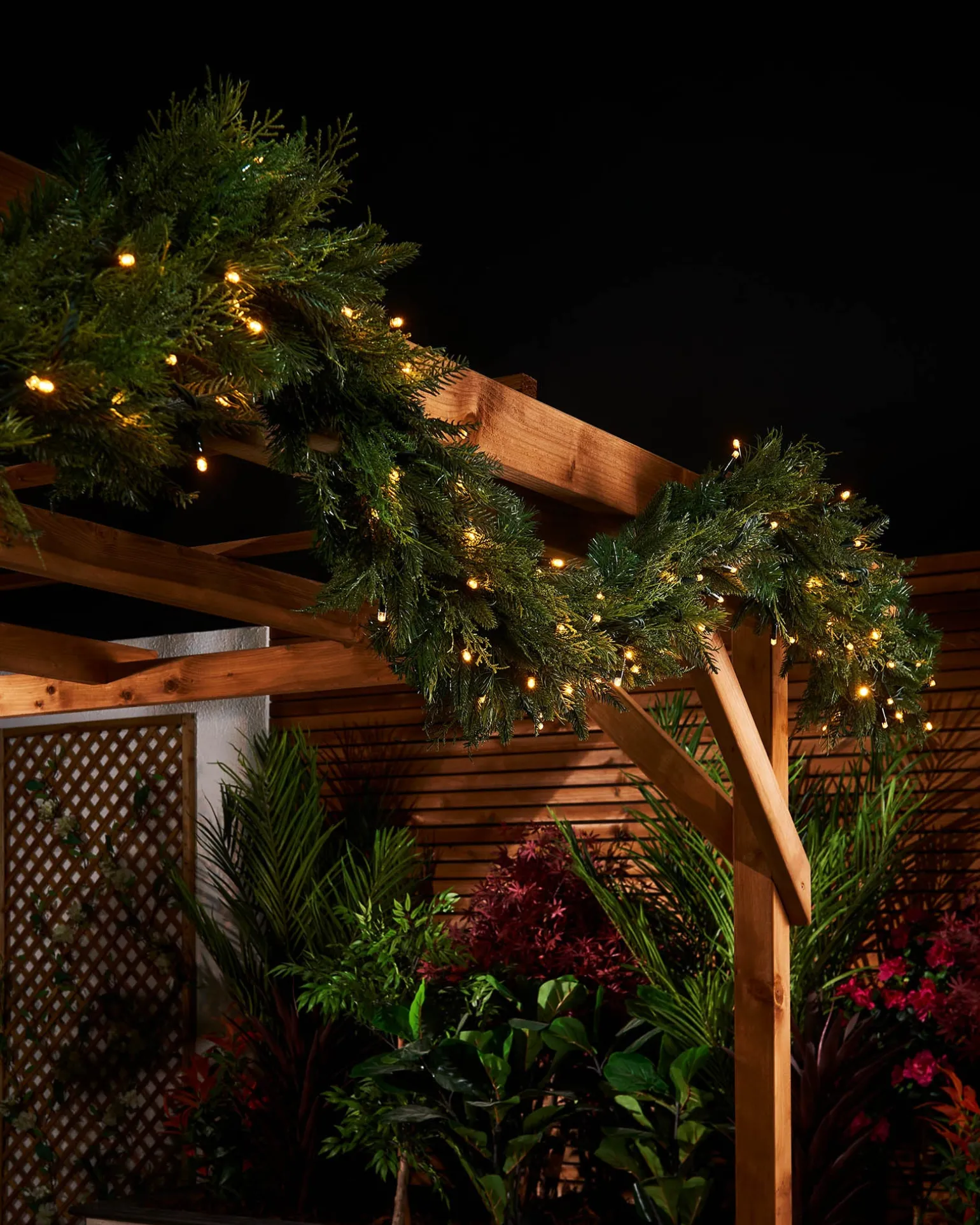 WeRChristmas LINK PRO Connectable Pre-Lit Natural Fir Garland, 3 M^ Link Pro|Plain Garlands