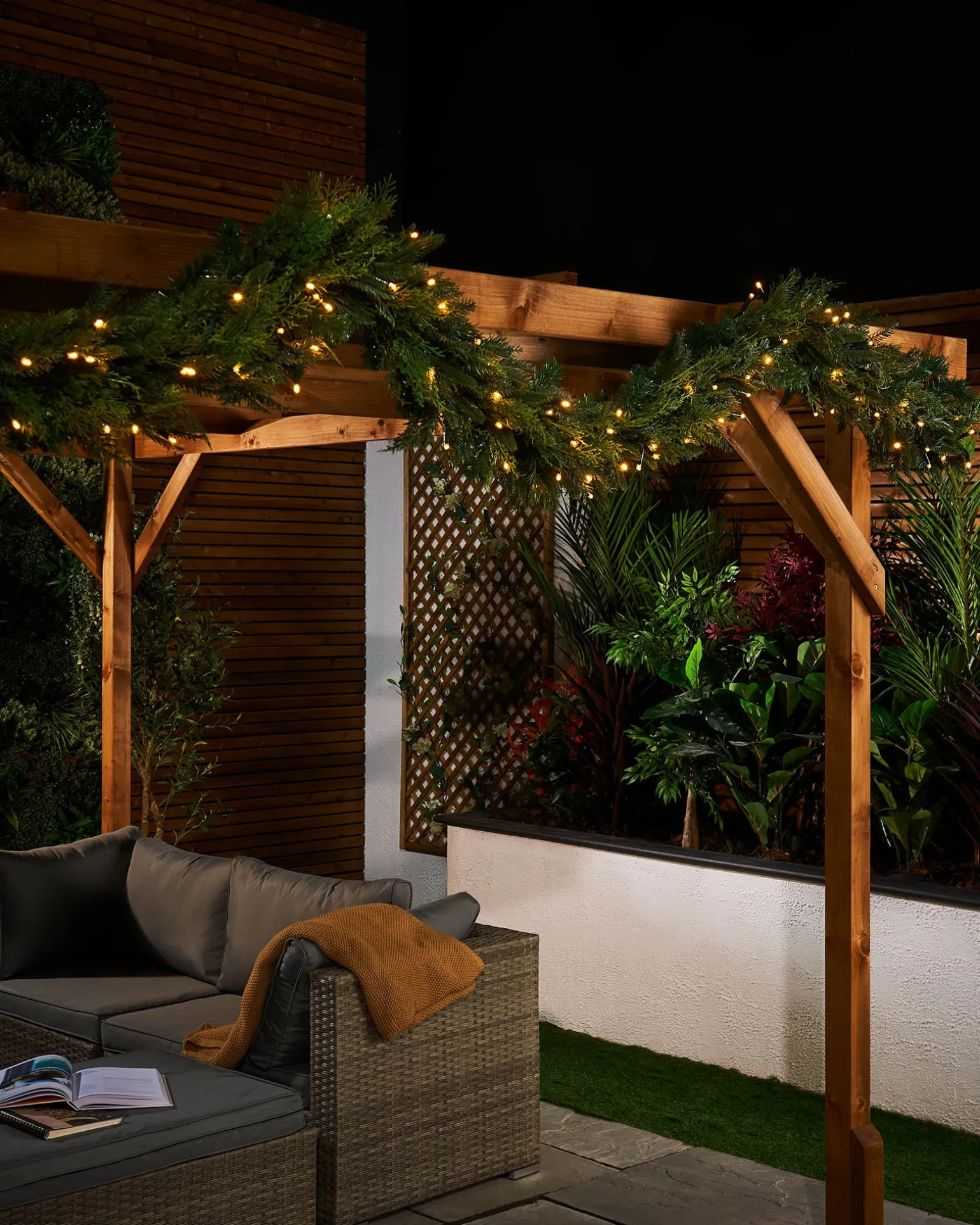 WeRChristmas LINK PRO Connectable Pre-Lit Natural Fir Garland, 3 M^ Link Pro|Plain Garlands