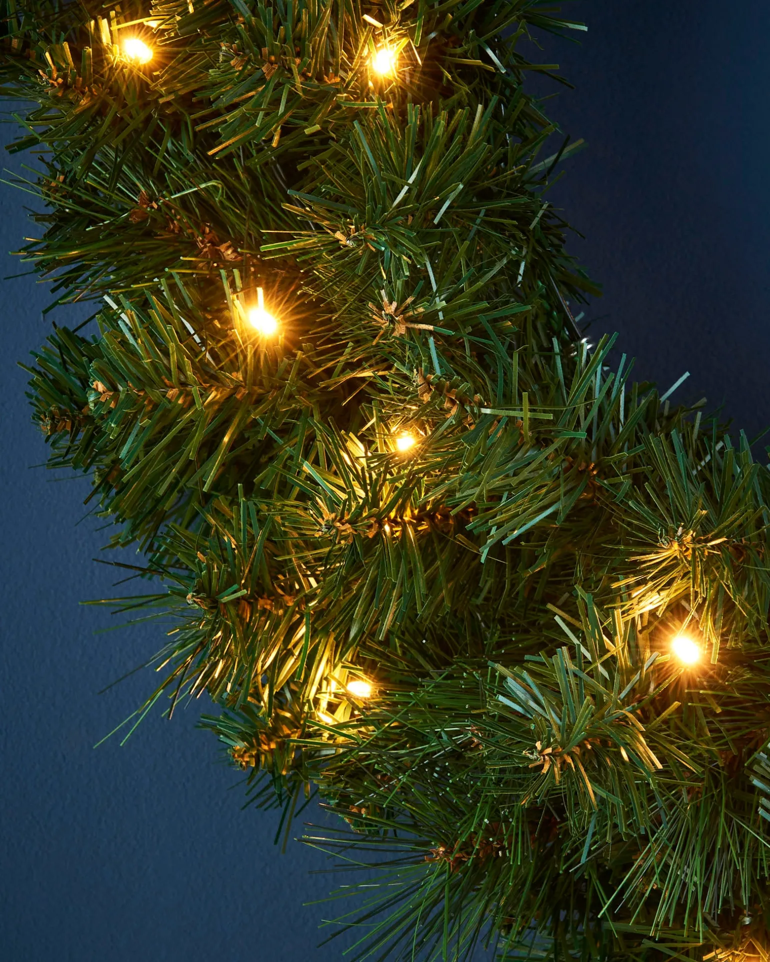 WeRChristmas Pre-Lit Alberta Spruce Wreath, 60 Cm^ Plain Wreaths|Pre Lit Wreaths