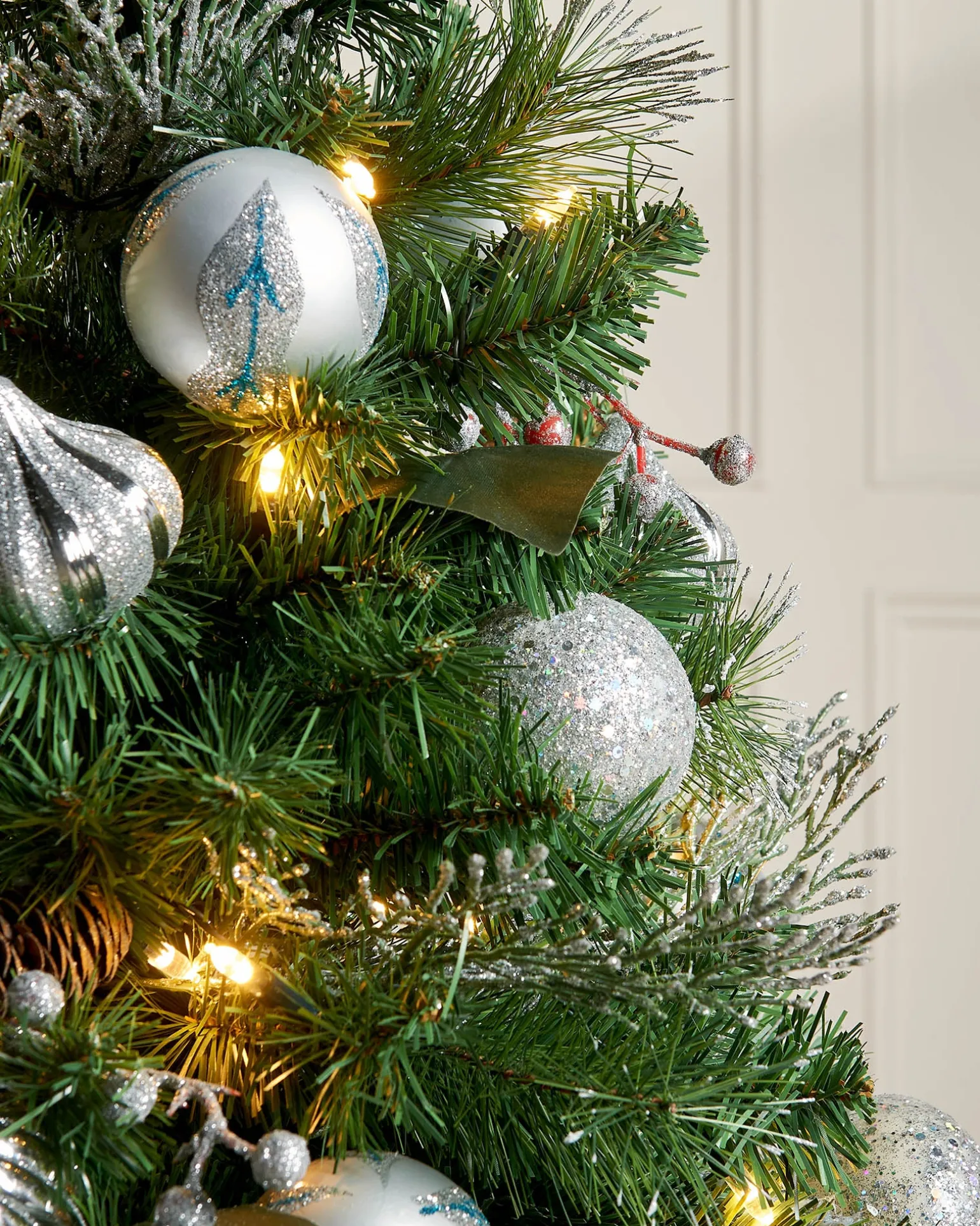 WeRChristmas Pre-Lit Decorated Christmas Tree, 4 Ft^ Budget Christmas Trees|Potted Christmas Trees