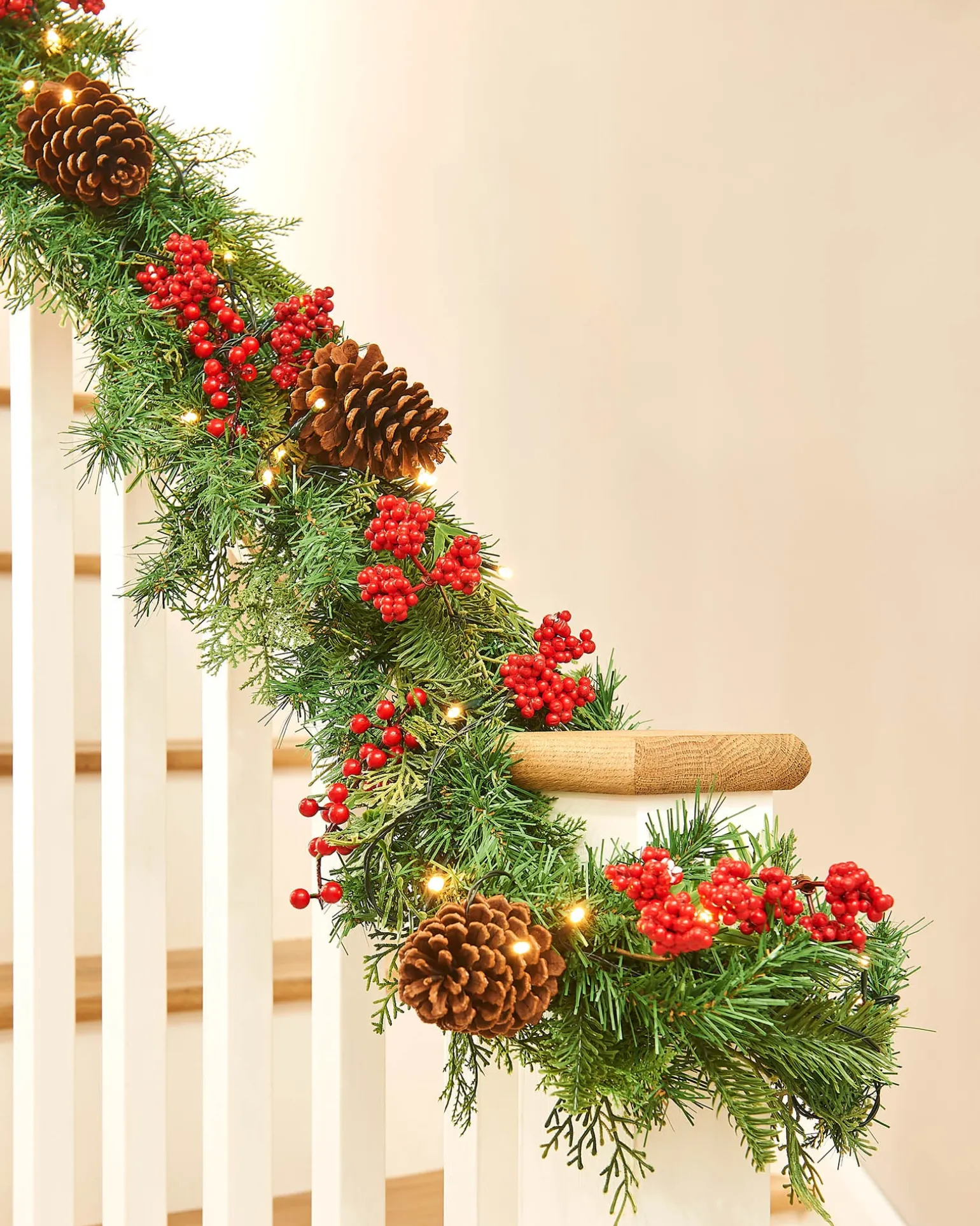 WeRChristmas Pre-Lit Decorated Garland, Pinecones & Berries, 9 Ft^ Decorated Garlands|Pre Lit Garlands