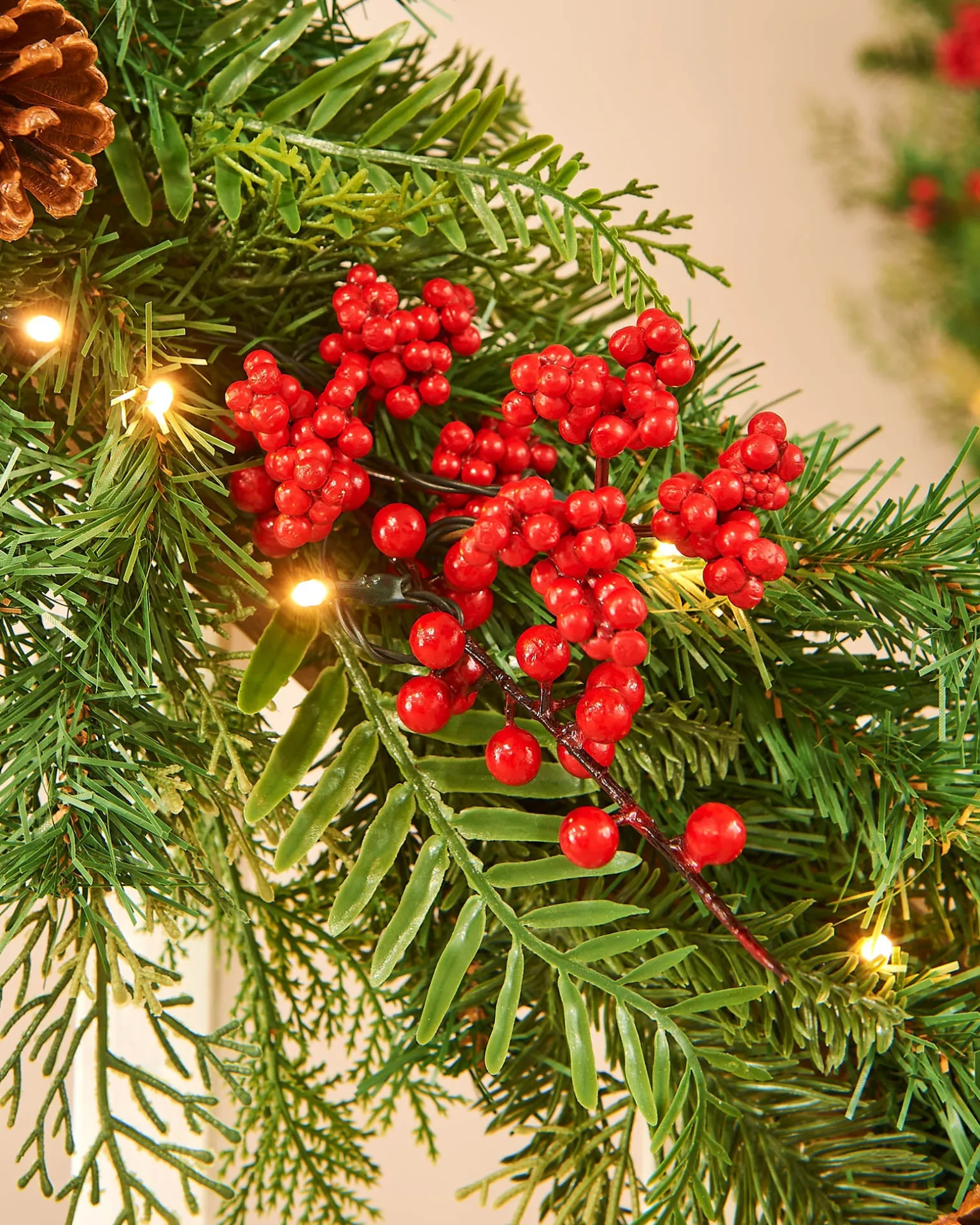 WeRChristmas Pre-Lit Decorated Garland, Pinecones & Berries, 9 Ft^ Decorated Garlands|Pre Lit Garlands