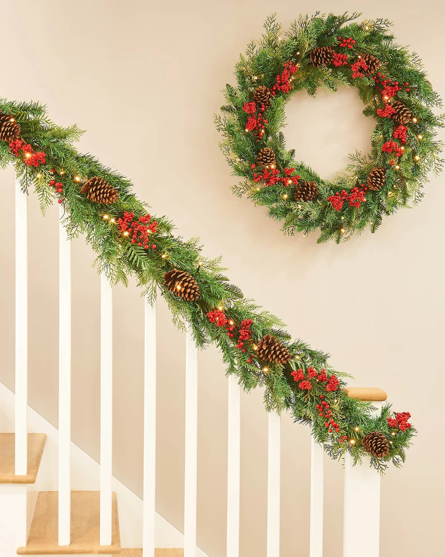 WeRChristmas Pre-Lit Decorated Garland, Pinecones & Berries, 9 Ft^ Decorated Garlands|Pre Lit Garlands