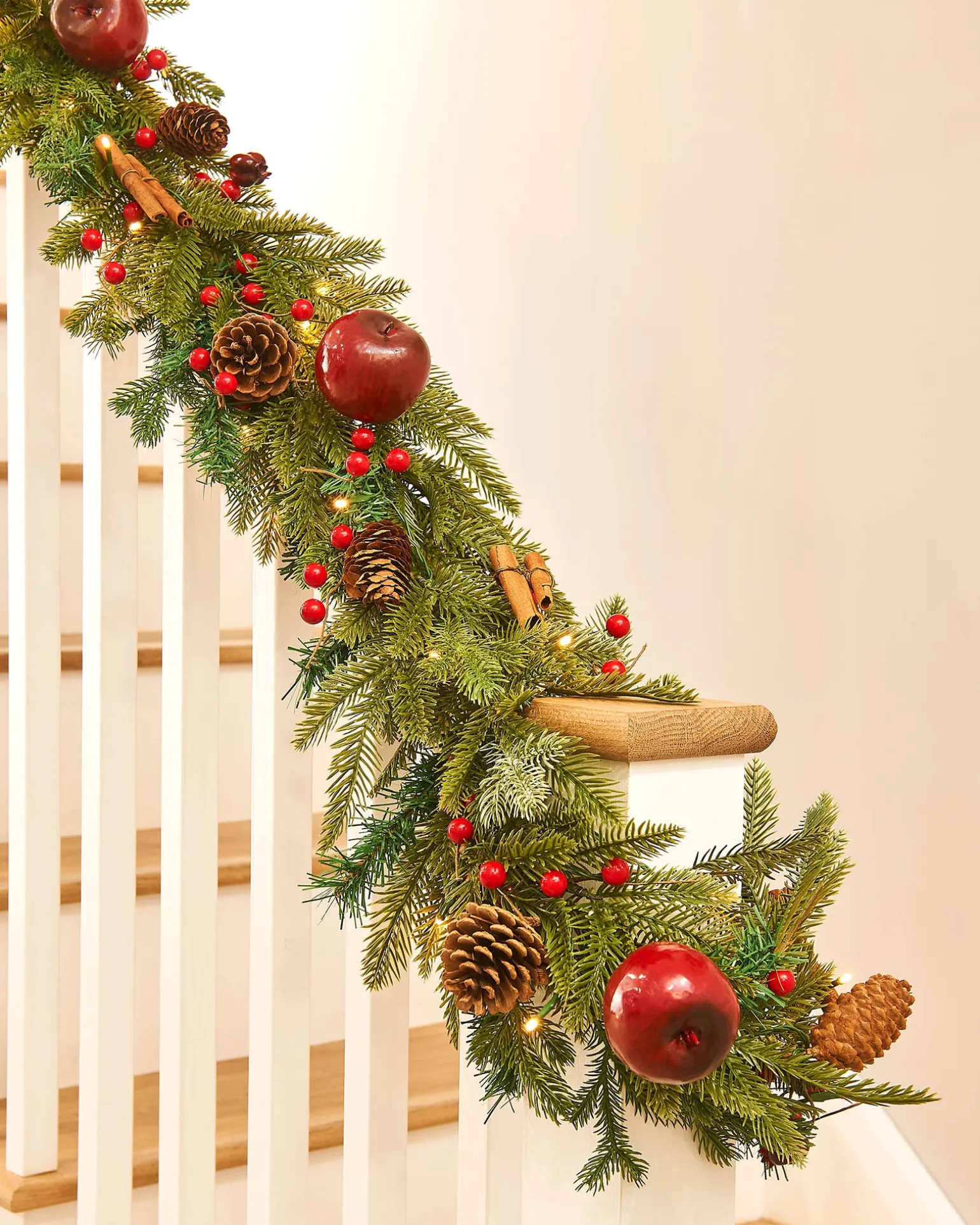 WeRChristmas Pre-Lit Decorated Garland, Apples & Cinnamon Sticks, 9 Ft^ Decorated Garlands|Pre Lit Garlands