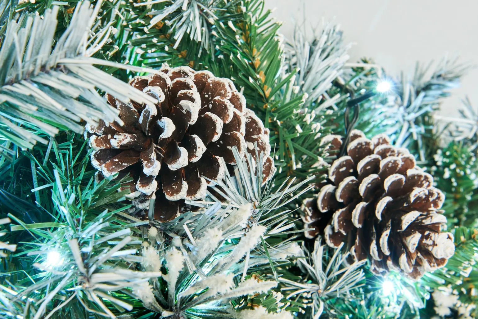 WeRChristmas Pre-Lit Decorated Snow Flocked Garland, Pinecones, 9 Ft^ Snow Flocked Garlands|Decorated Garlands