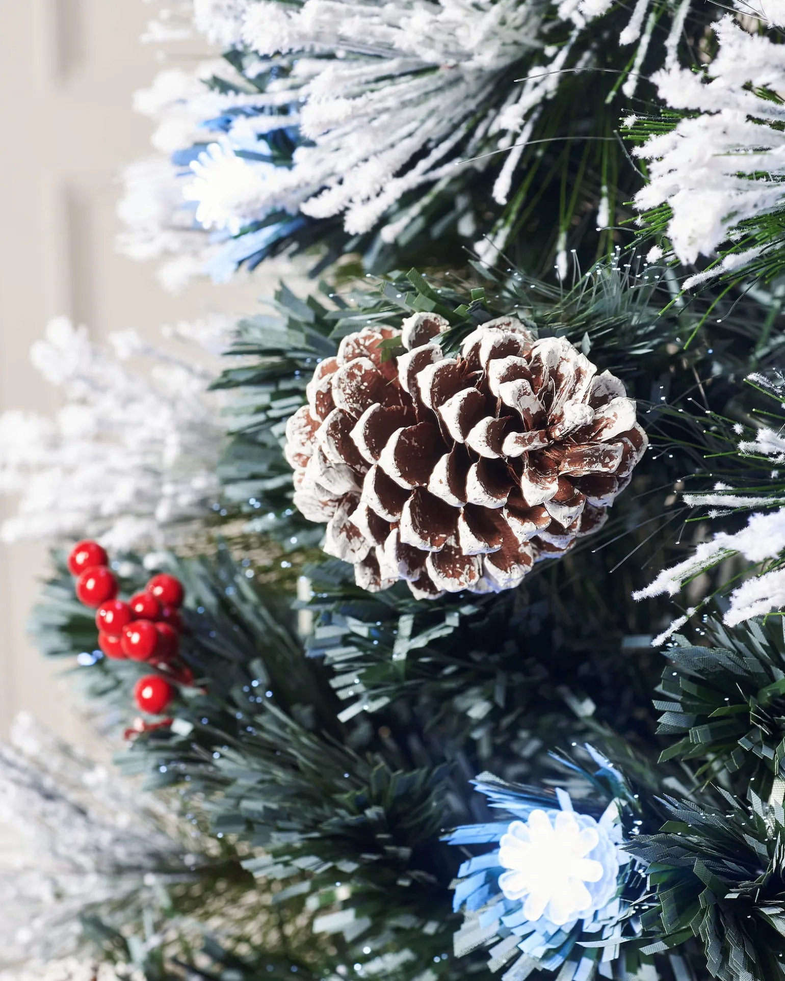 WeRChristmas Pre-Lit Fibre Optic Frosted Christmas Tree With Tree Topper, 5 Ft^ Budget Christmas Trees|Fibre Optic Christmas Trees
