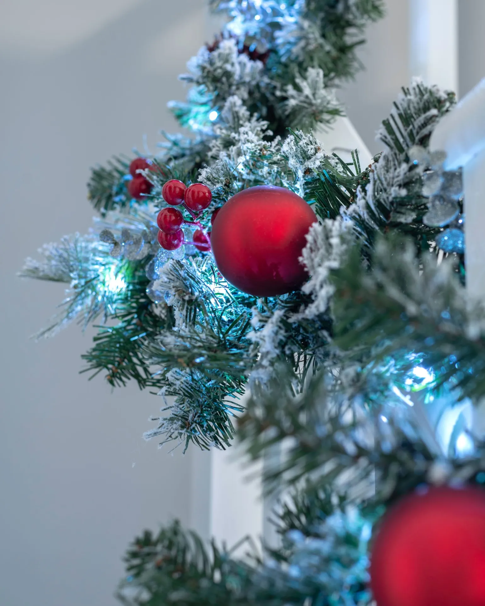 WeRChristmas Pre-Lit Frosted Decorated Garland, 9 Ft^ Snow Flocked Garlands|Decorated Garlands