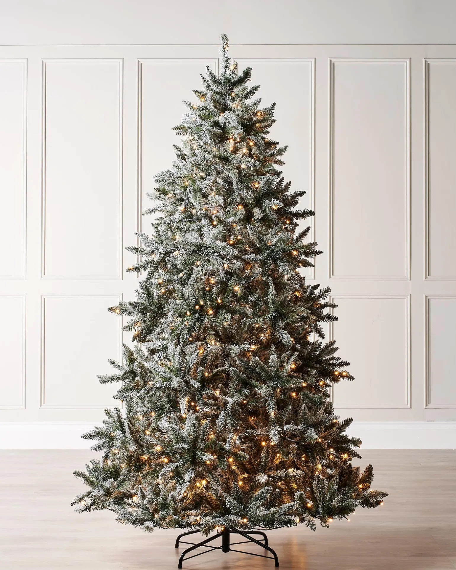 WeRChristmas Pre-Lit Full Bodied Snow Flocked Christmas Tree, 5 Ft^ Budget Christmas Trees|Snow Flocked Christmas Trees