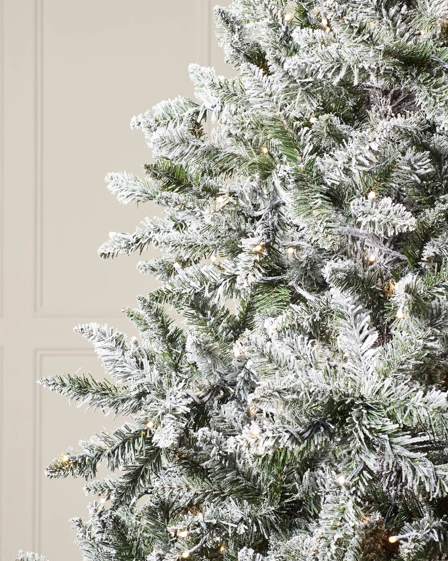 WeRChristmas Pre-Lit Full Bodied Snow Flocked Christmas Tree, 5 Ft^ Budget Christmas Trees|Snow Flocked Christmas Trees