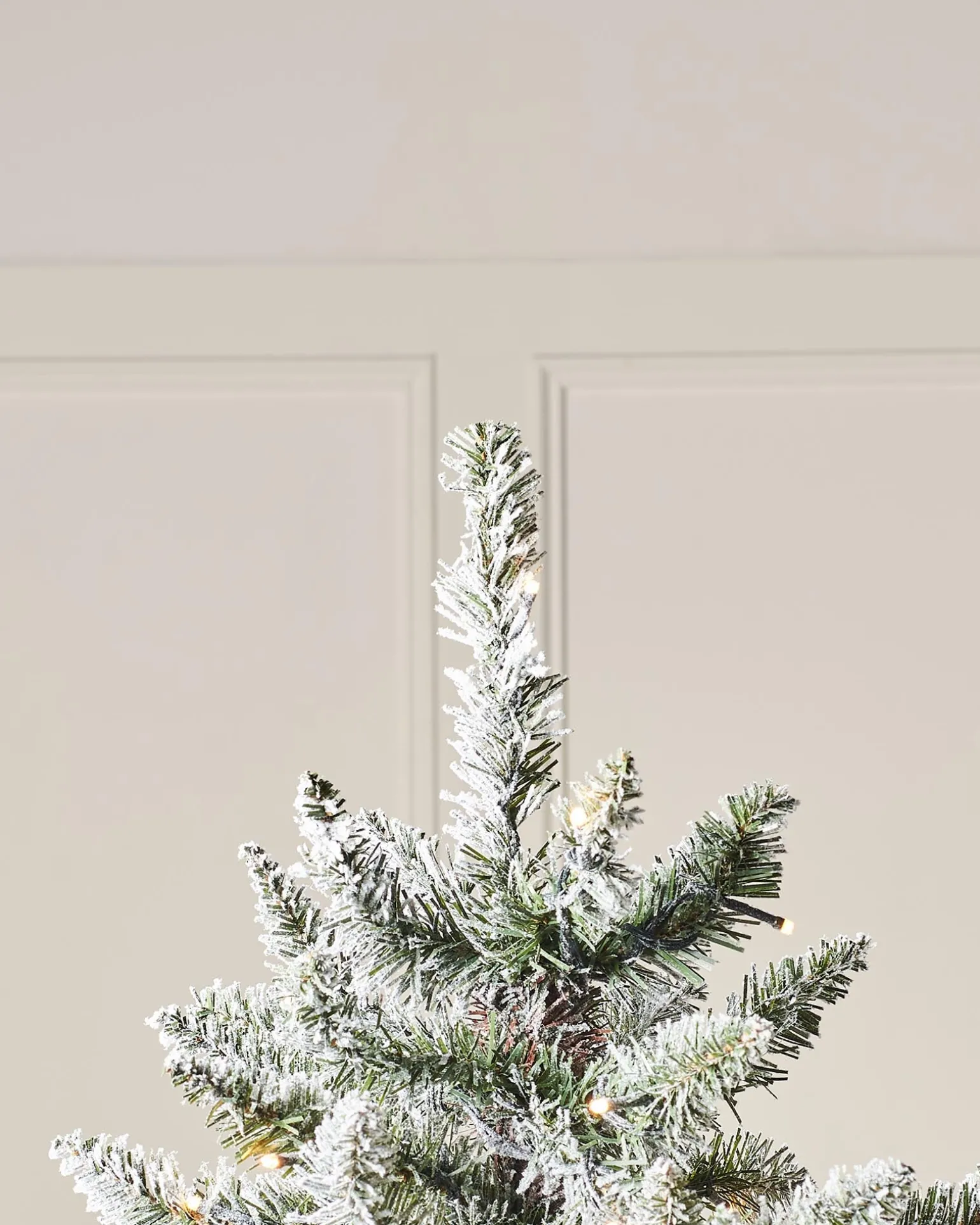 WeRChristmas Pre-Lit Full Bodied Snow Flocked Christmas Tree, 5 Ft^ Budget Christmas Trees|Snow Flocked Christmas Trees