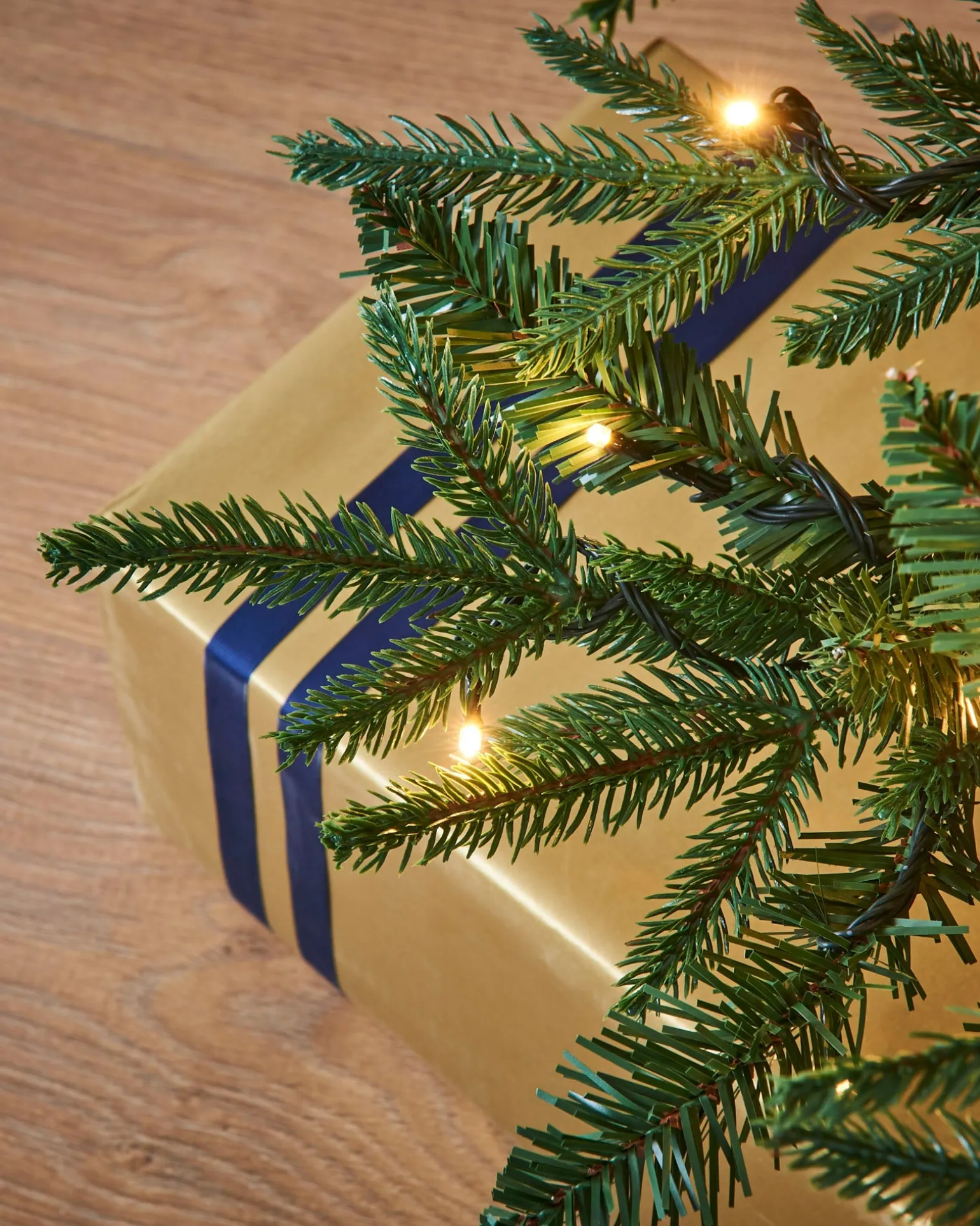 WeRChristmas Pre-lit Grand Alaskan Fir Christmas Tree, 5 Ft^ Premium Christmas Trees|Budget Christmas Trees