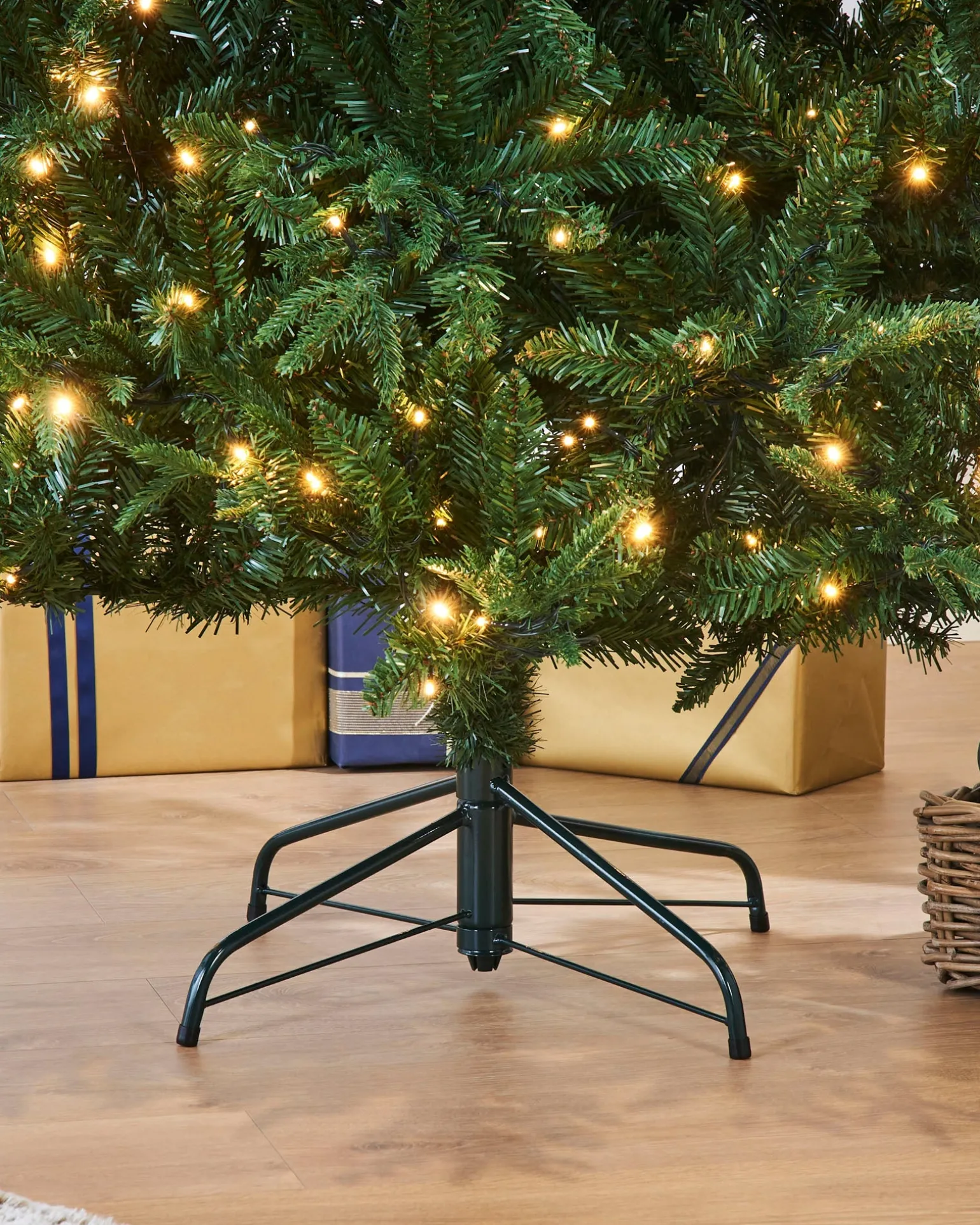 WeRChristmas Pre-lit Grand Alaskan Fir Christmas Tree, 8 Ft^ Premium Christmas Trees|Pre Lit Christmas Trees