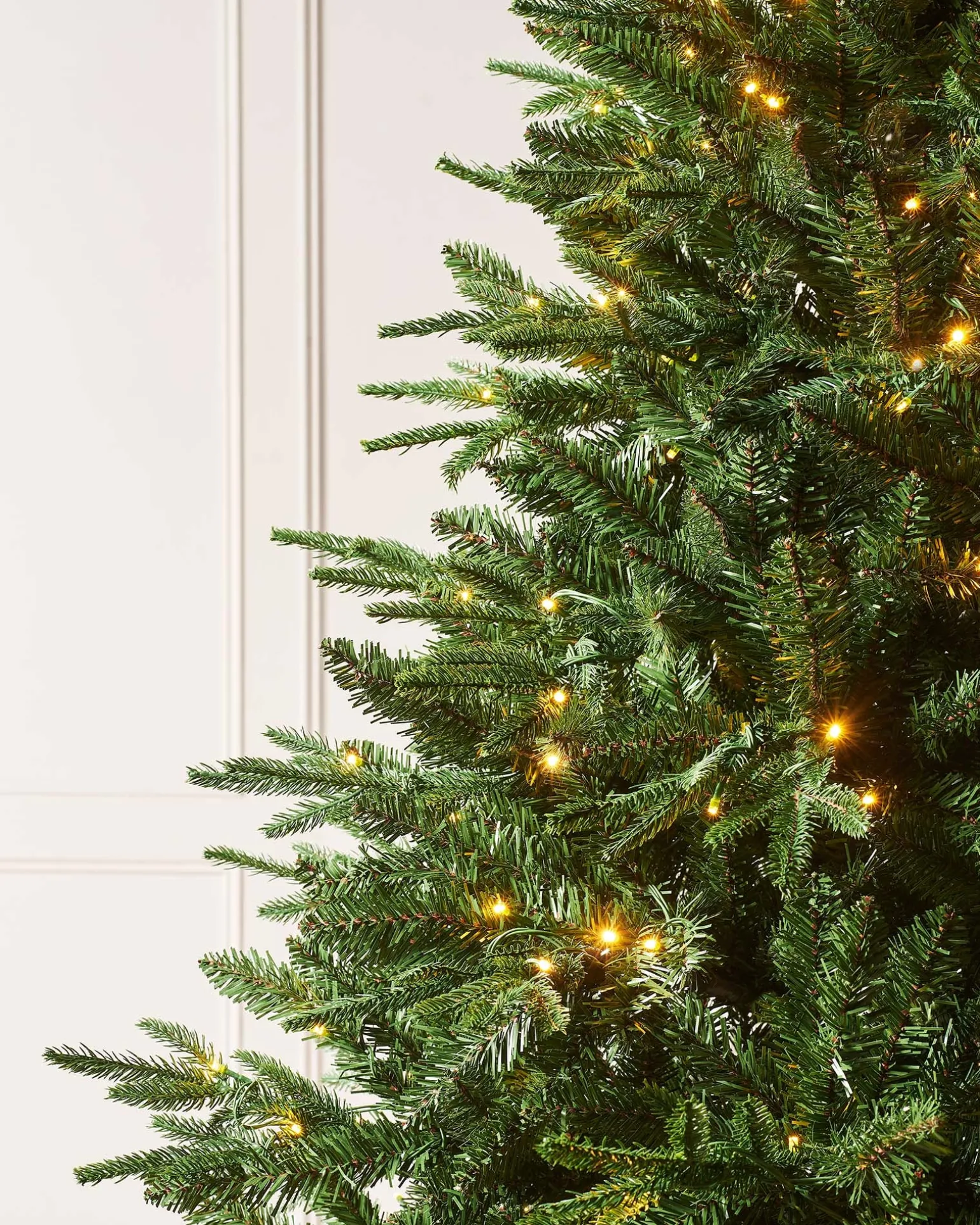 WeRChristmas Pre-lit Grand Alaskan Fir Christmas Tree, Dual Warm White, 6 Ft^ Premium Christmas Trees|Pre Lit Christmas Trees