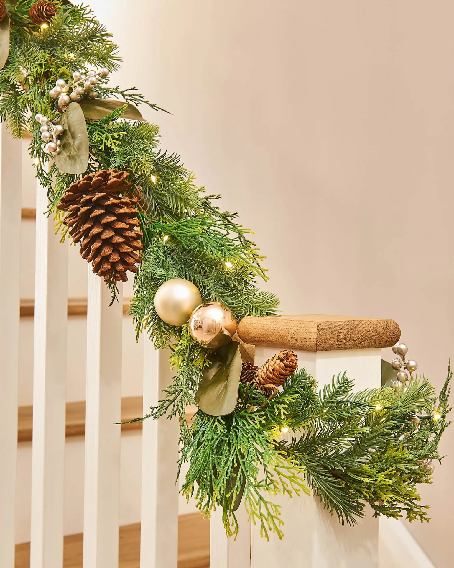 WeRChristmas Pre-Lit Mixed Tip Garland, Pinecones & Berries, 9 Ft^ Decorated Garlands|Pre Lit Garlands