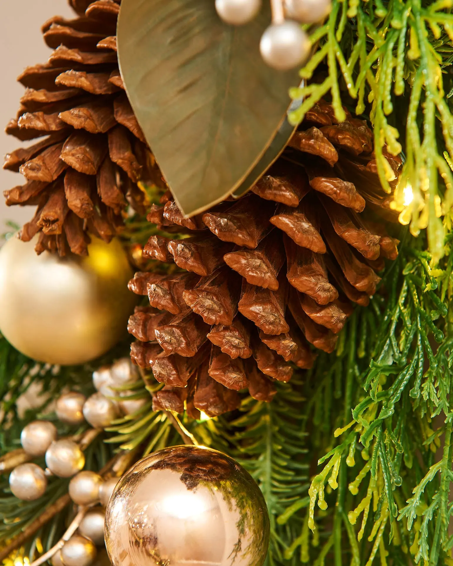 WeRChristmas Pre-Lit Mixed Tip Wreath, Pinecones & Berries, 76 Cm^ Decorated Wreaths|Pre Lit Wreaths
