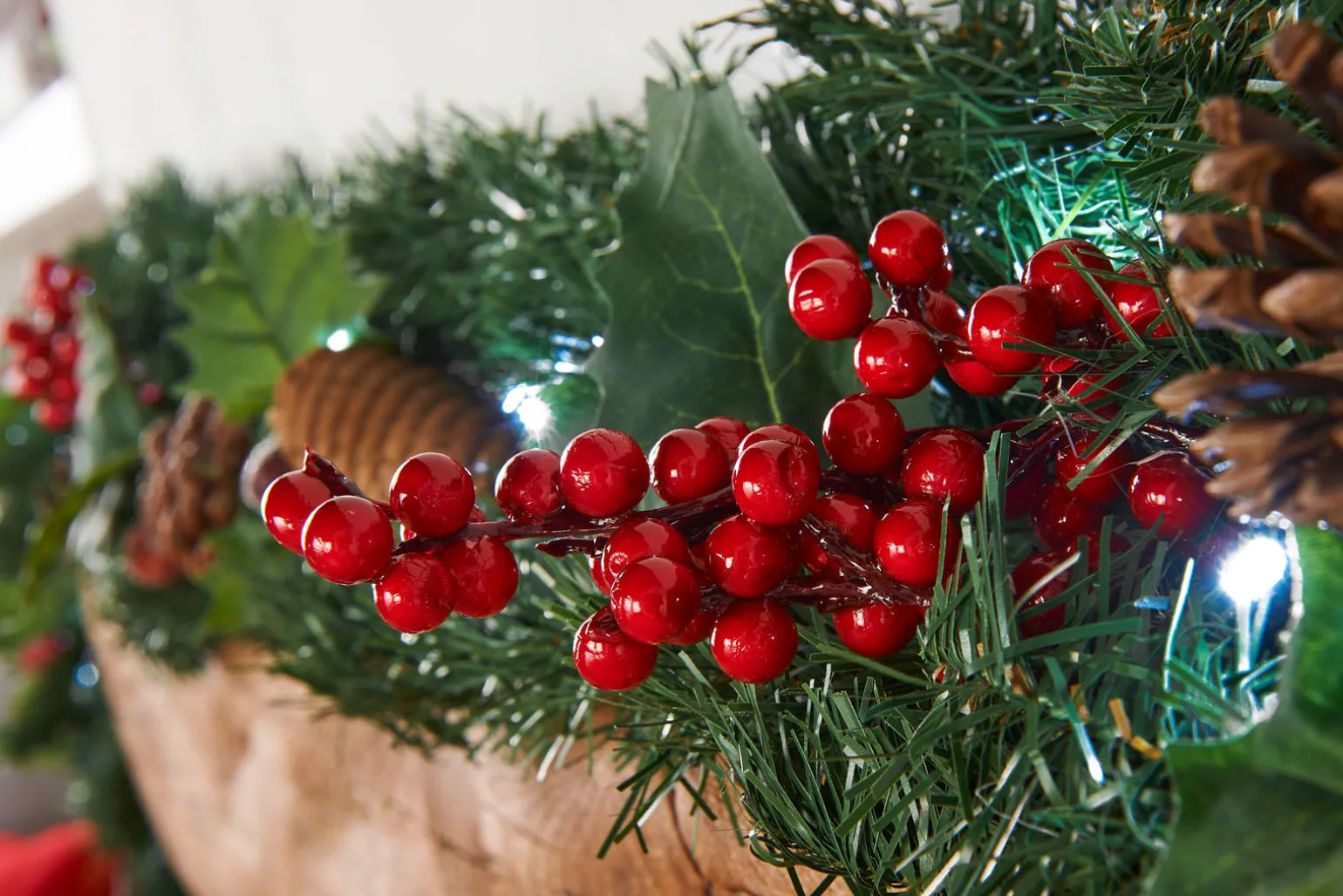 WeRChristmas Pre-Lit Natural Decorated Garland, Pinecones & Berries, 9 Ft^ Decorated Garlands|Pre Lit Garlands