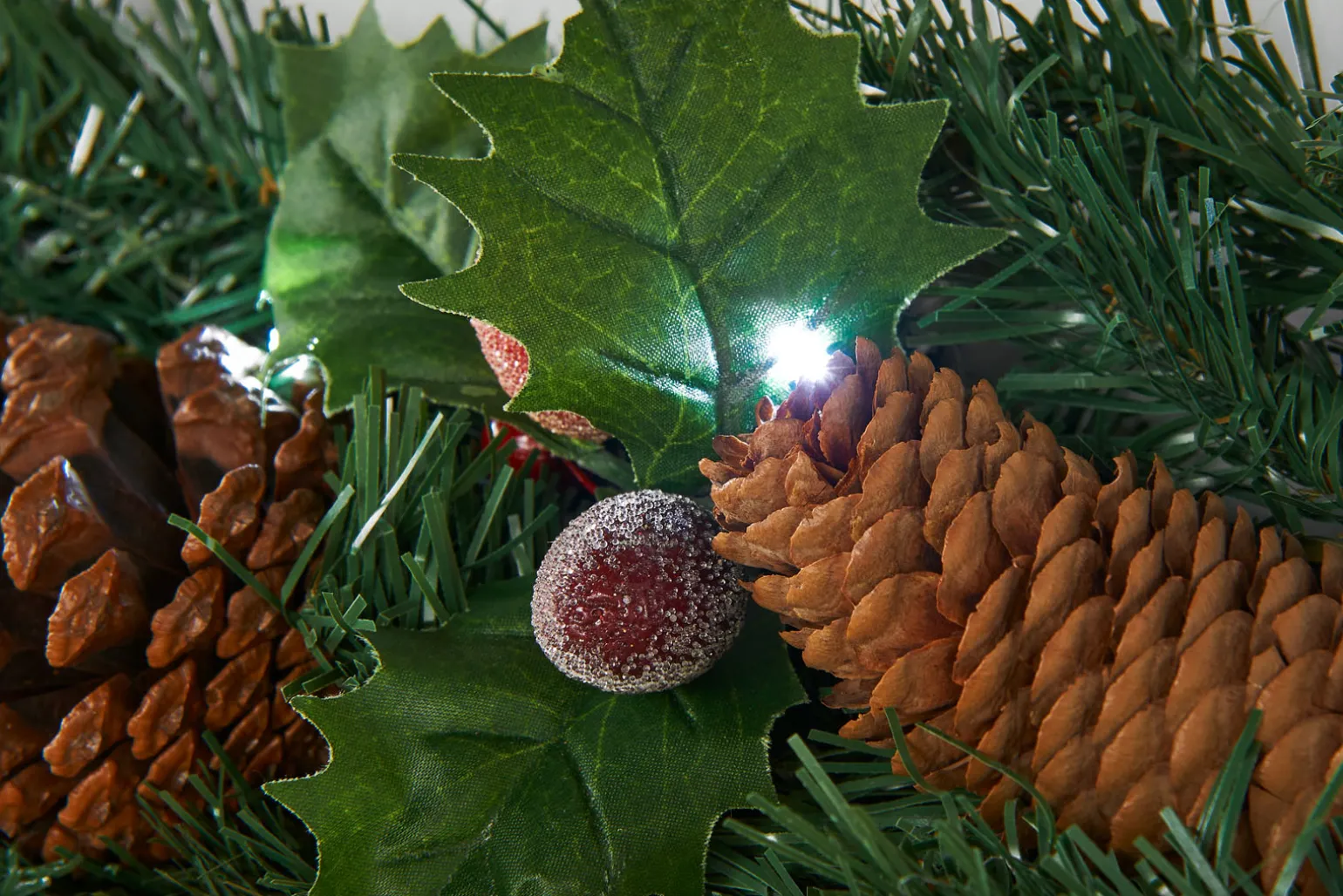 WeRChristmas Pre-Lit Natural Decorated Garland, Pinecones & Berries, 9 Ft^ Decorated Garlands|Pre Lit Garlands