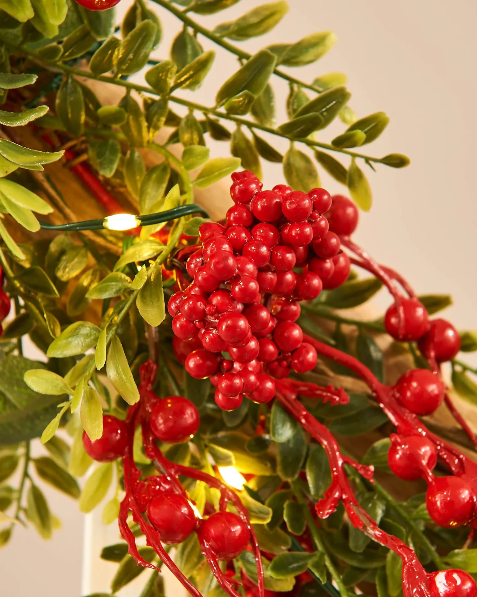 WeRChristmas Pre-Lit Red Berry Garland, 9 Ft^ Decorated Garlands|Pre Lit Garlands