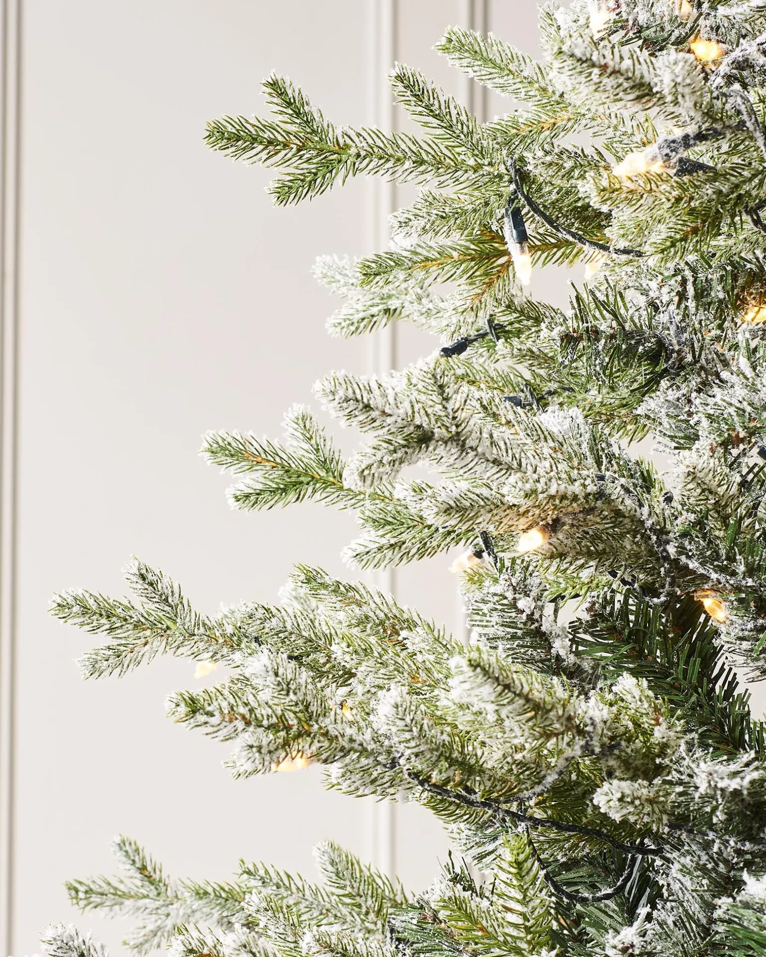 WeRChristmas Pre-Lit Snow Flocked Fraser Fir Christmas Tree, 6 Ft^ Premium Christmas Trees|Snow Flocked Christmas Trees