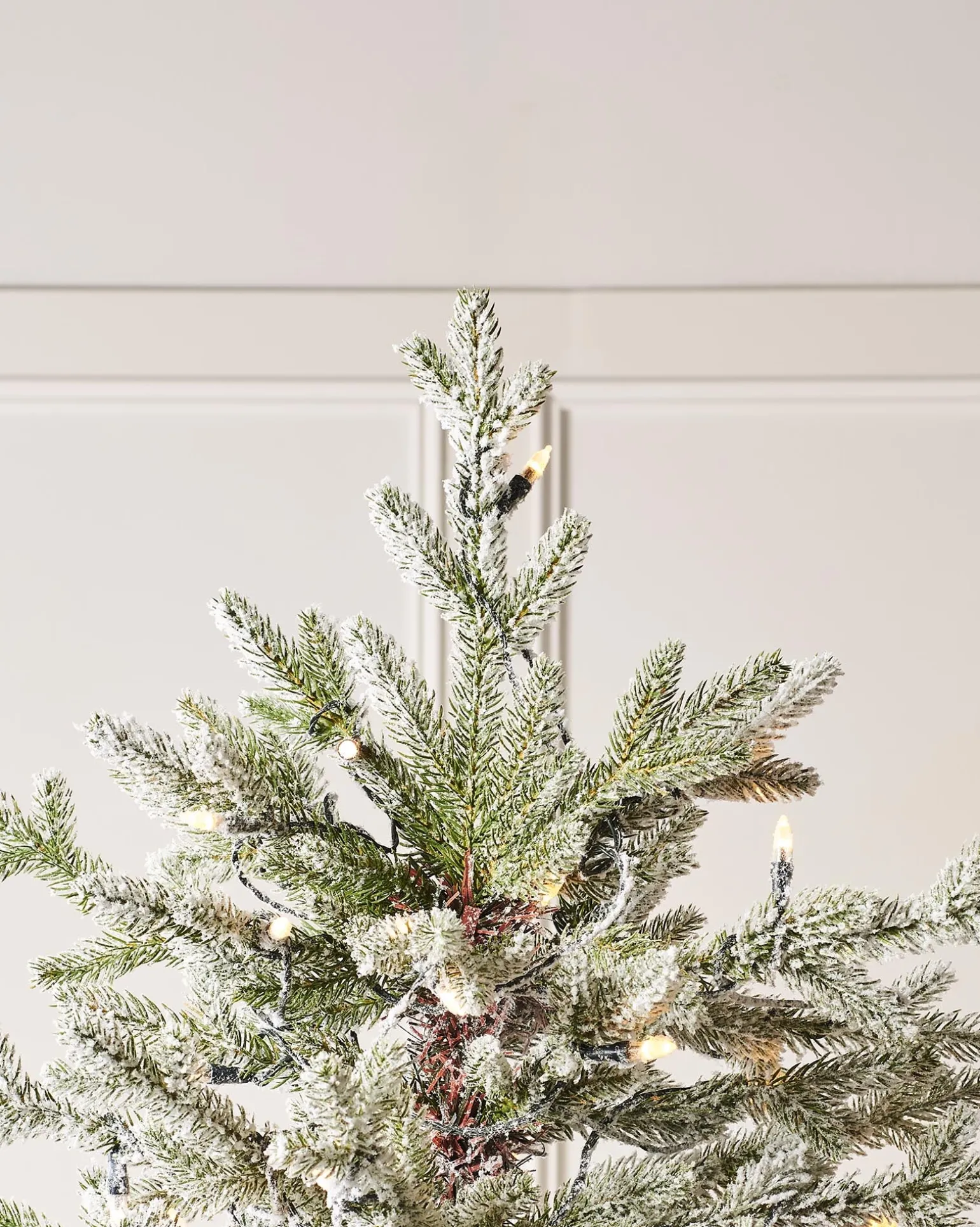 WeRChristmas Pre-Lit Snow Flocked Fraser Fir Christmas Tree, 6 Ft^ Premium Christmas Trees|Snow Flocked Christmas Trees