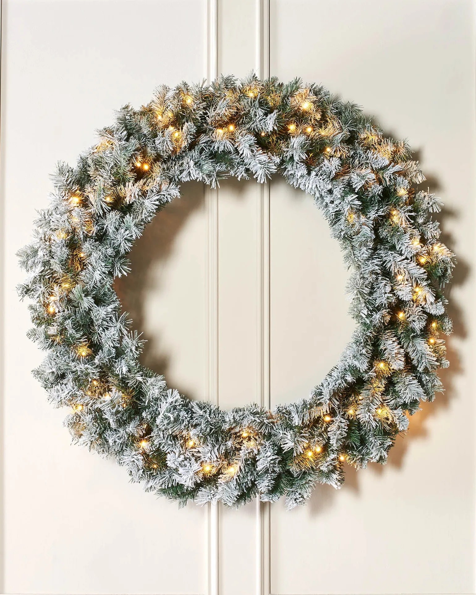 WeRChristmas Pre-Lit Snow Flocked Majestic Wreath, 1 M^ Extra Large Wreaths|Plain Wreaths