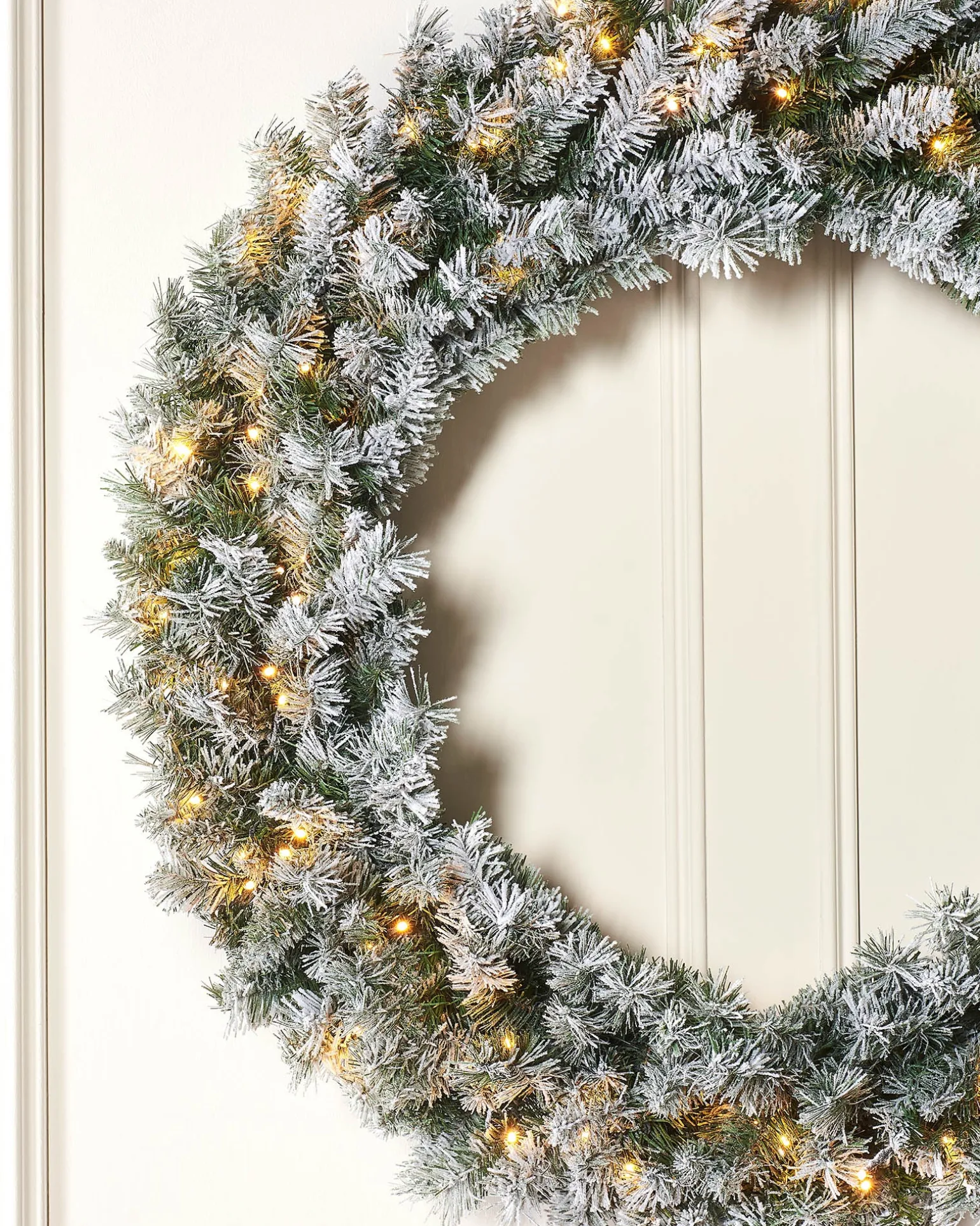 WeRChristmas Pre-Lit Snow Flocked Majestic Wreath, 1 M^ Extra Large Wreaths|Plain Wreaths