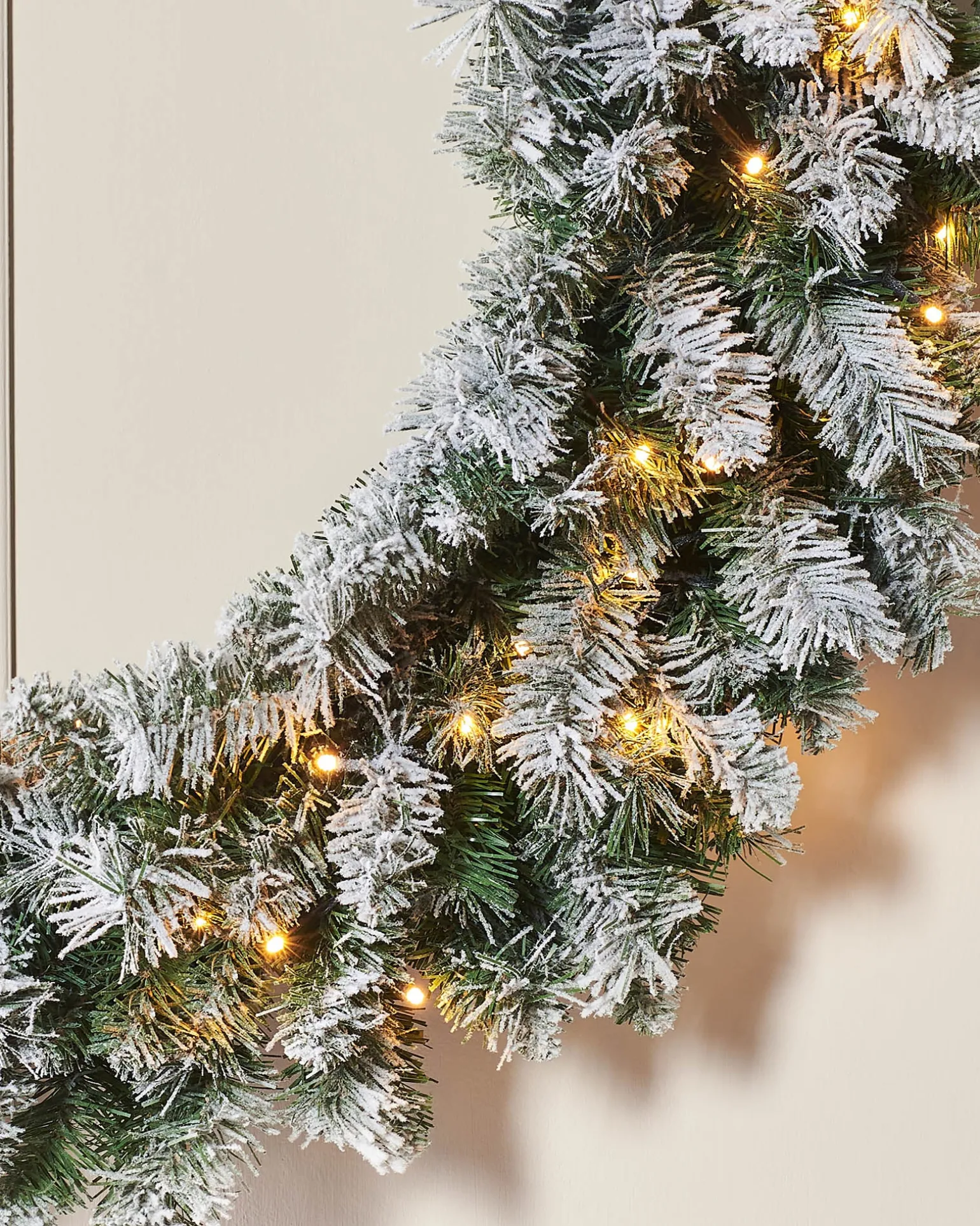 WeRChristmas Pre-Lit Snow Flocked Majestic Wreath, 1 M^ Extra Large Wreaths|Plain Wreaths
