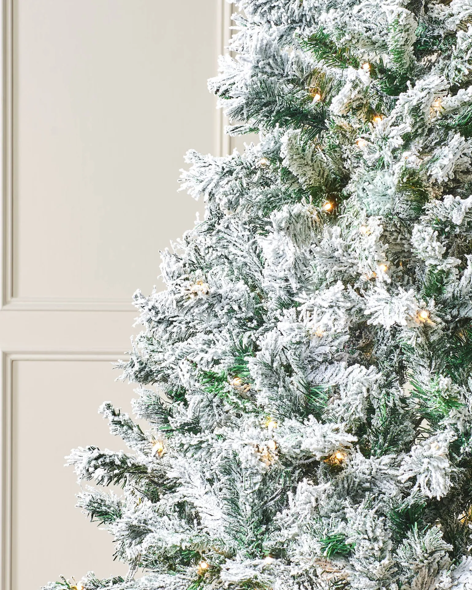 WeRChristmas Pre-Lit Snow Flocked Mixed Pine Christmas Tree, 6 Ft^ Budget Christmas Trees|Snow Flocked Christmas Trees