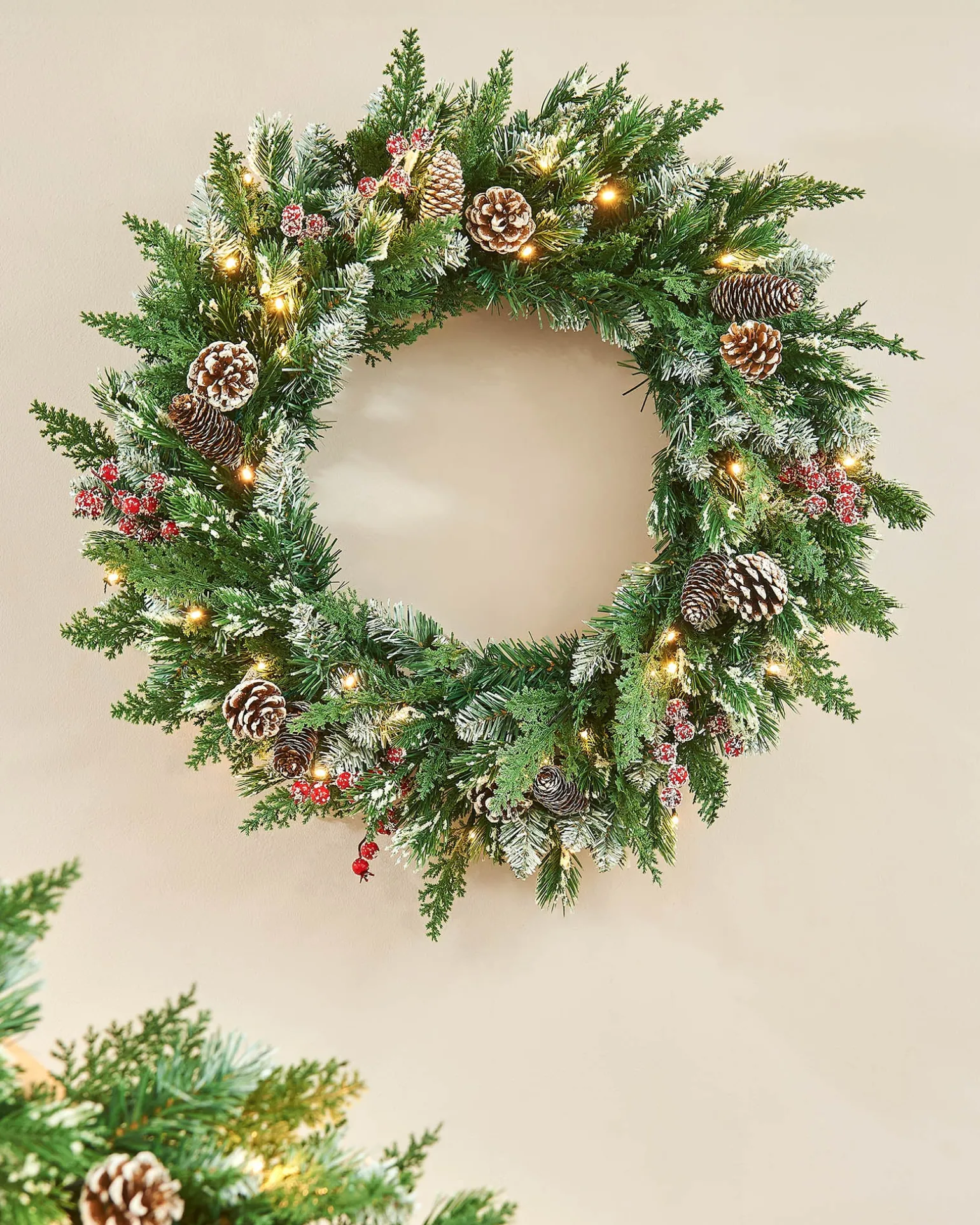 WeRChristmas Pre-Lit Snow Flocked Mixed Tip Wreath, 60 Cm^ Decorated Wreaths|Pre Lit Wreaths