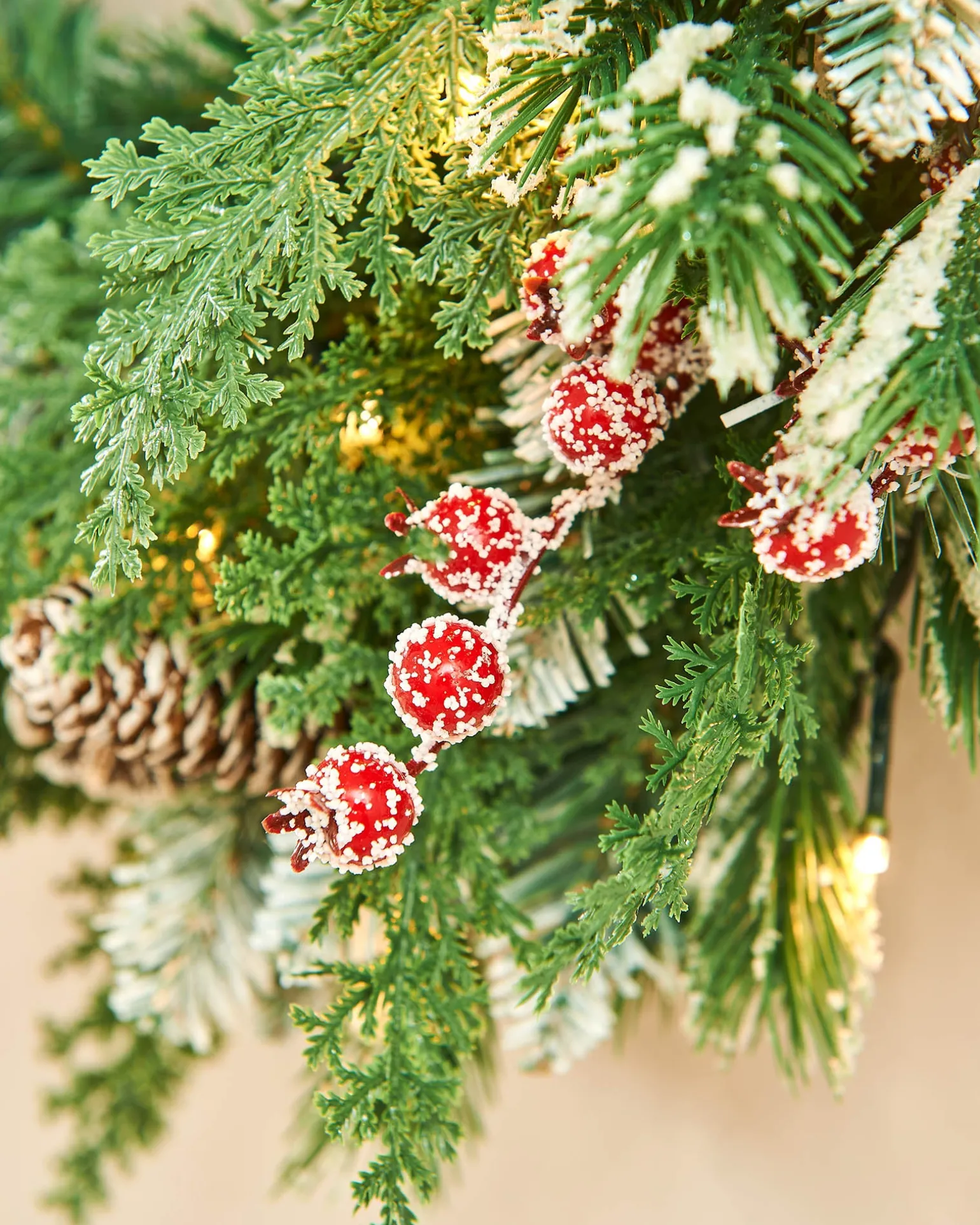 WeRChristmas Pre-Lit Snow Flocked Mixed Tip Wreath, 60 Cm^ Decorated Wreaths|Pre Lit Wreaths