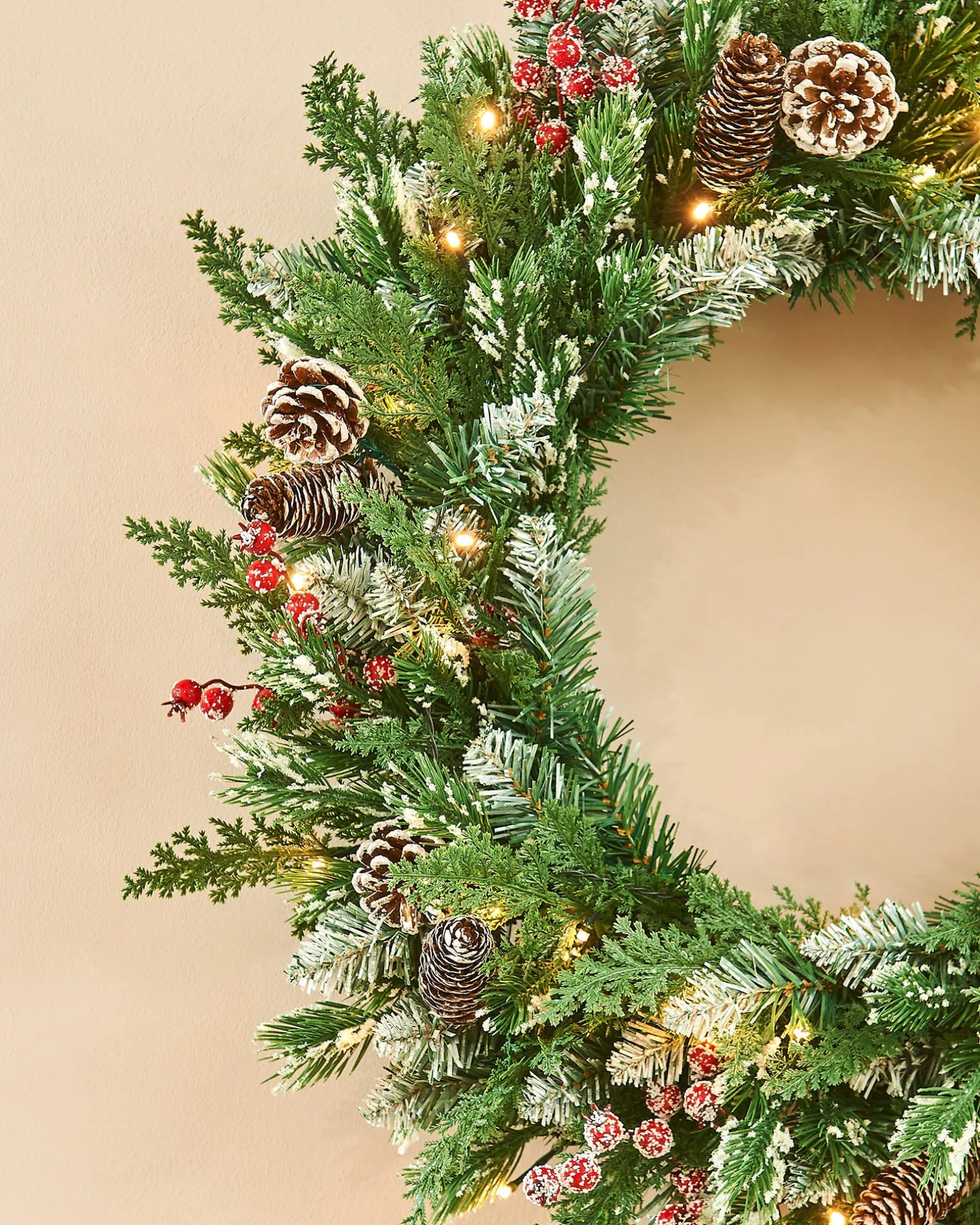 WeRChristmas Pre-Lit Snow Flocked Mixed Tip Wreath, 60 Cm^ Decorated Wreaths|Pre Lit Wreaths