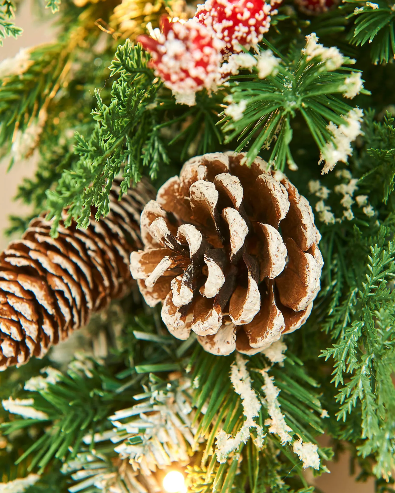 WeRChristmas Pre-Lit Snow Flocked Mixed Tip Wreath, 60 Cm^ Decorated Wreaths|Pre Lit Wreaths