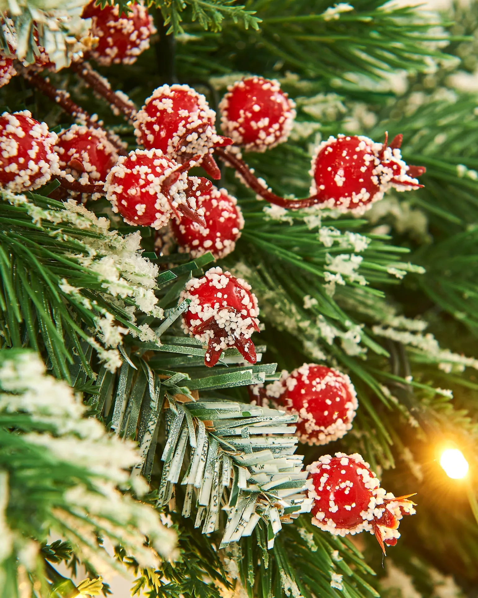 WeRChristmas Pre-Lit Snow Flocked Mixed Tip Garland, 9 Ft^ Snow Flocked Garlands|Decorated Garlands