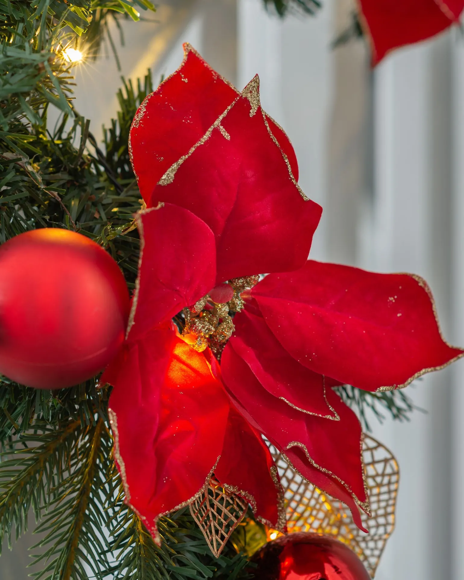 WeRChristmas Pre-Lit Warm White Decorated Garland, Red/Gold, 9 Ft^ Decorated Garlands|Pre Lit Garlands