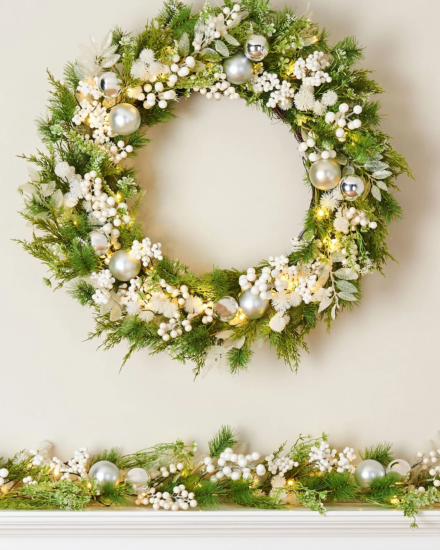 WeRChristmas Pre-Lit White Berry Mixed Tip Wreath, 76 Cm^ Decorated Wreaths|Pre Lit Wreaths