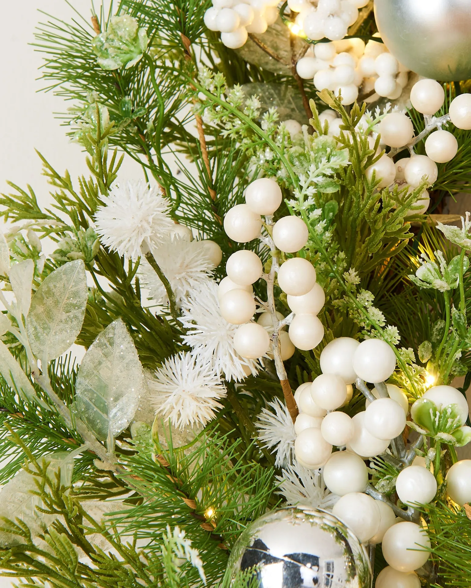 WeRChristmas Pre-Lit White Berry Mixed Tip Wreath, 76 Cm^ Decorated Wreaths|Pre Lit Wreaths