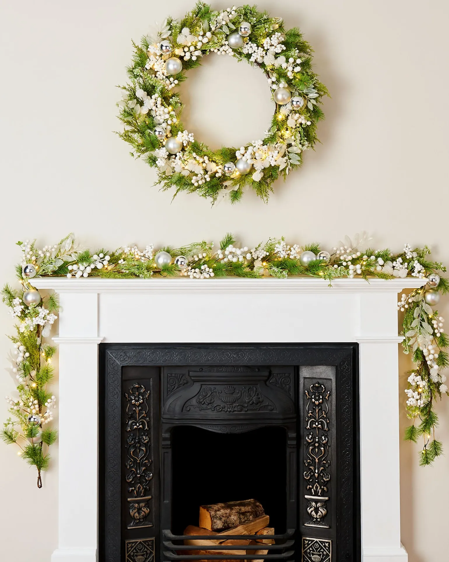 WeRChristmas Pre-Lit White Berry Mixed Tip Wreath, 76 Cm^ Decorated Wreaths|Pre Lit Wreaths