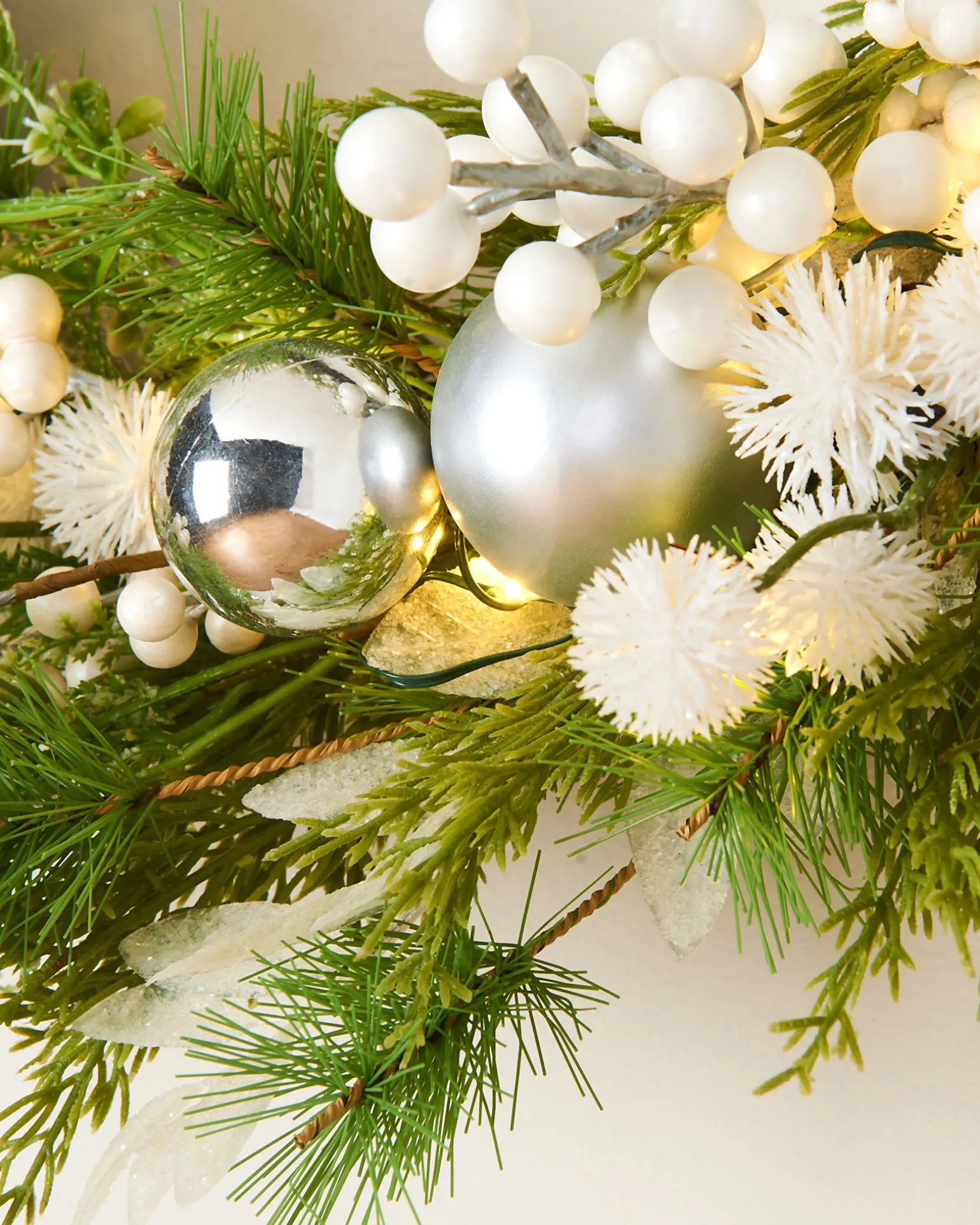 WeRChristmas Pre-Lit White Berry Mixed Tip Wreath, 76 Cm^ Decorated Wreaths|Pre Lit Wreaths