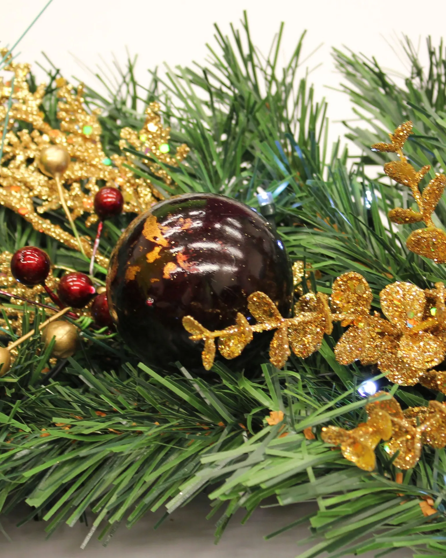 WeRChristmas Pre-Lit Wreath, Red/Gold, 60 Cm^ Decorated Wreaths|Pre Lit Wreaths