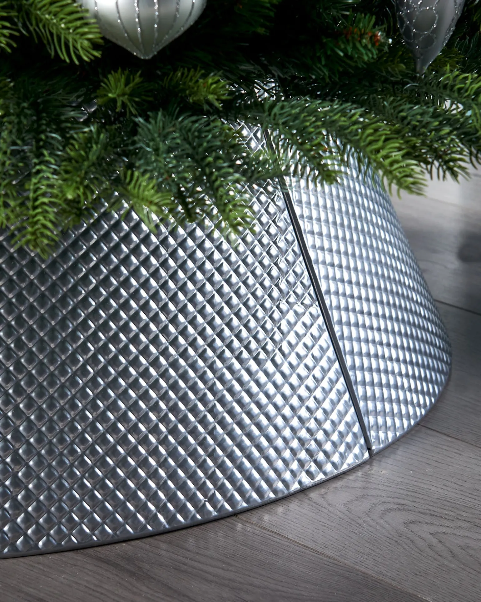 WeRChristmas Quilted Metal Tree Collar, Silver, 71 Cm^ Skirts & Collars