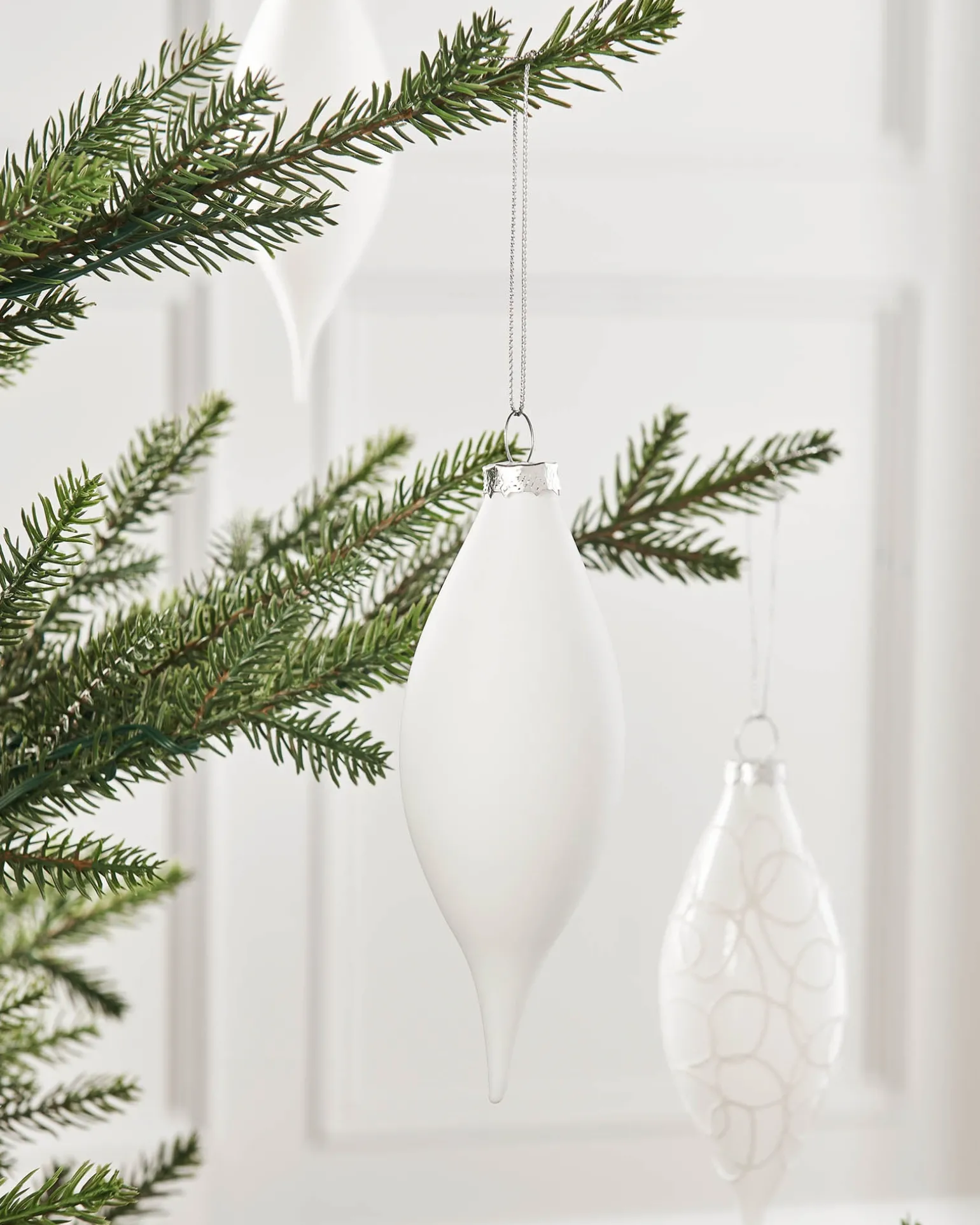 WeRChristmas White Glass Baubles, 5 Pack, 15 Cm^ Glass Baubles
