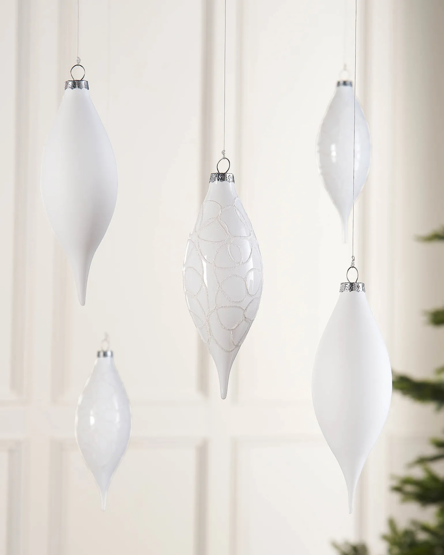 WeRChristmas White Glass Baubles, 5 Pack, 15 Cm^ Glass Baubles