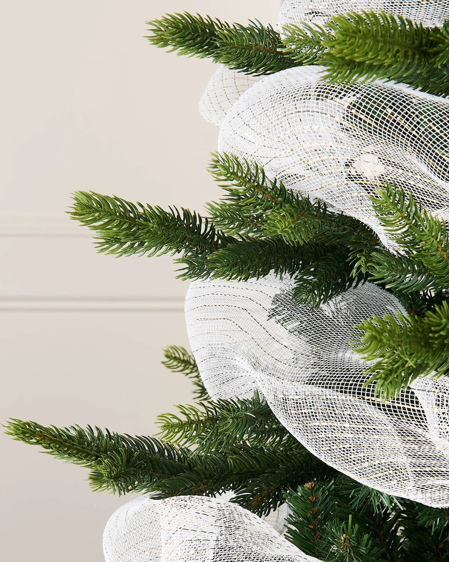WeRChristmas White Mesh With Pale Gold Foil, 9 M^ Deco Mesh